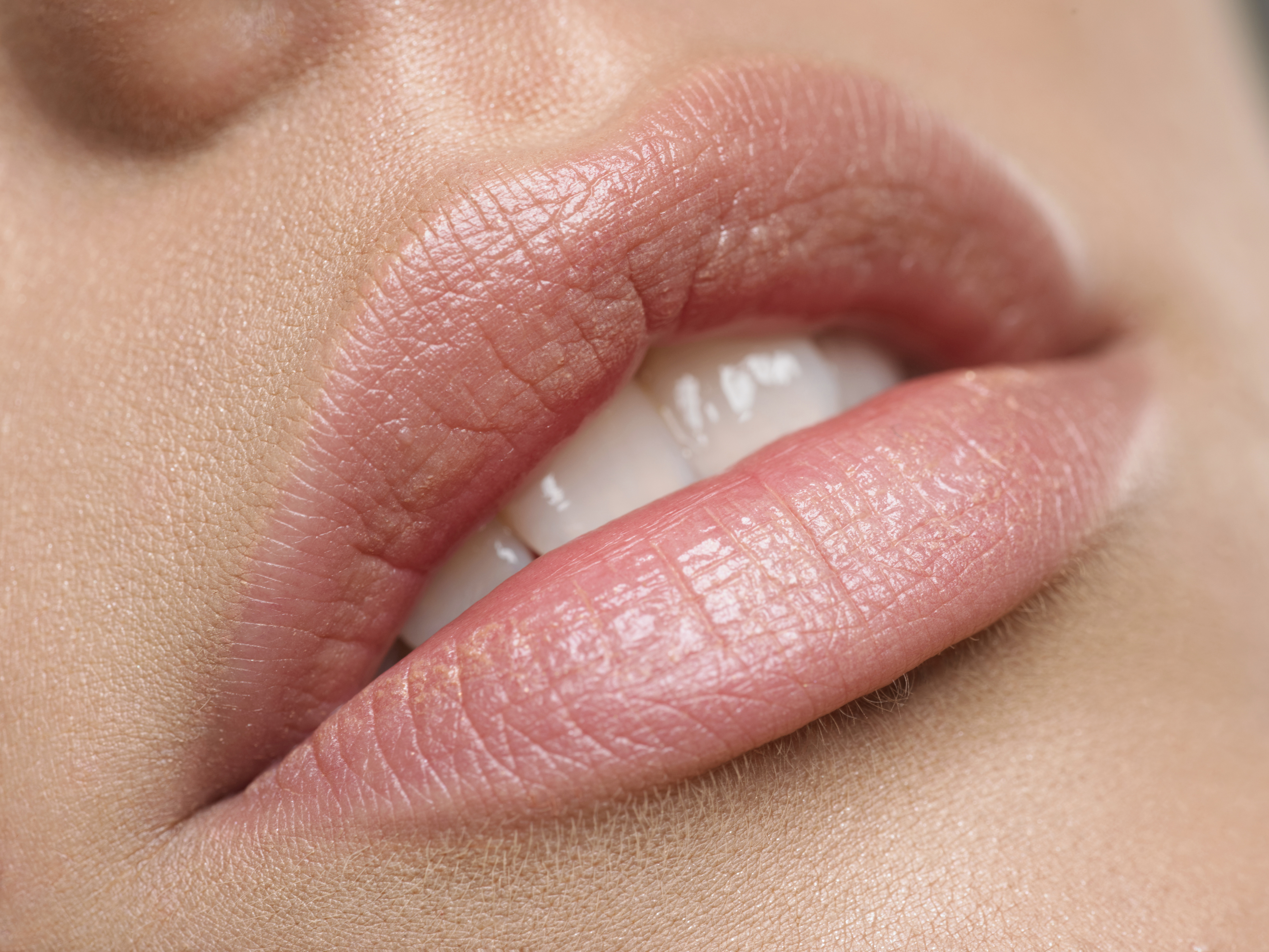 В близи или вблизи как. Татуаж губ светлый кайал. Красивые губы. Красивые женские губы. Красивые губки.