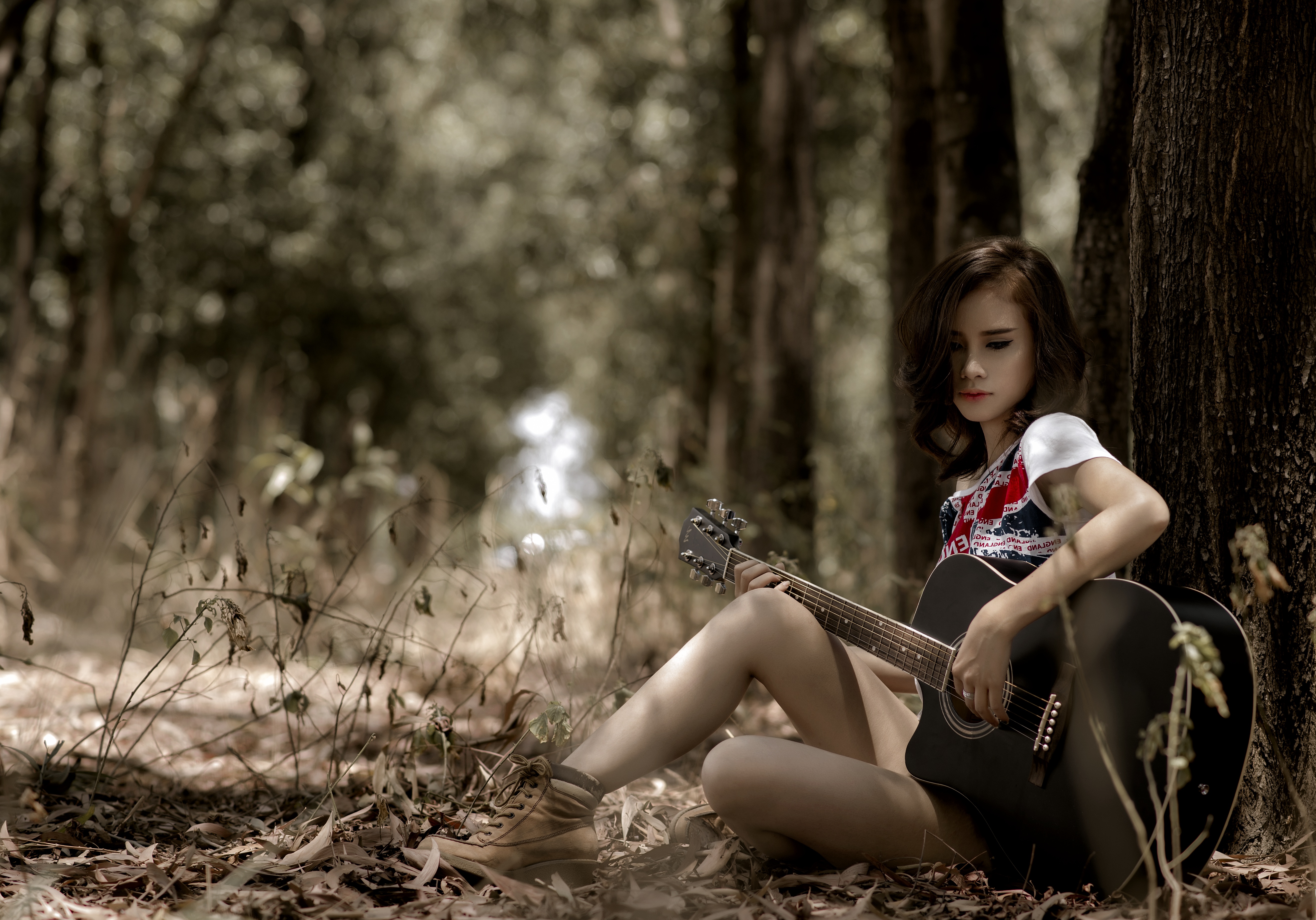 грустная девушка с гитарой бесплатно