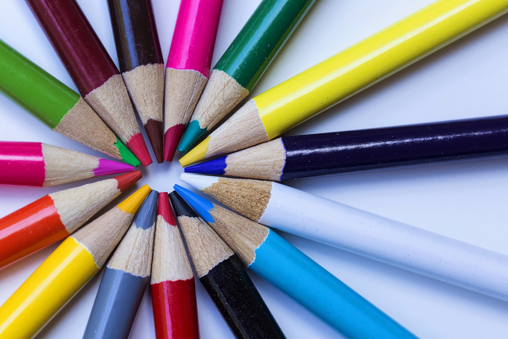 Pencil windows. Карандаши и краски. Краски и цветные карандаши. Яркие карандаши. Карандаши цветные.