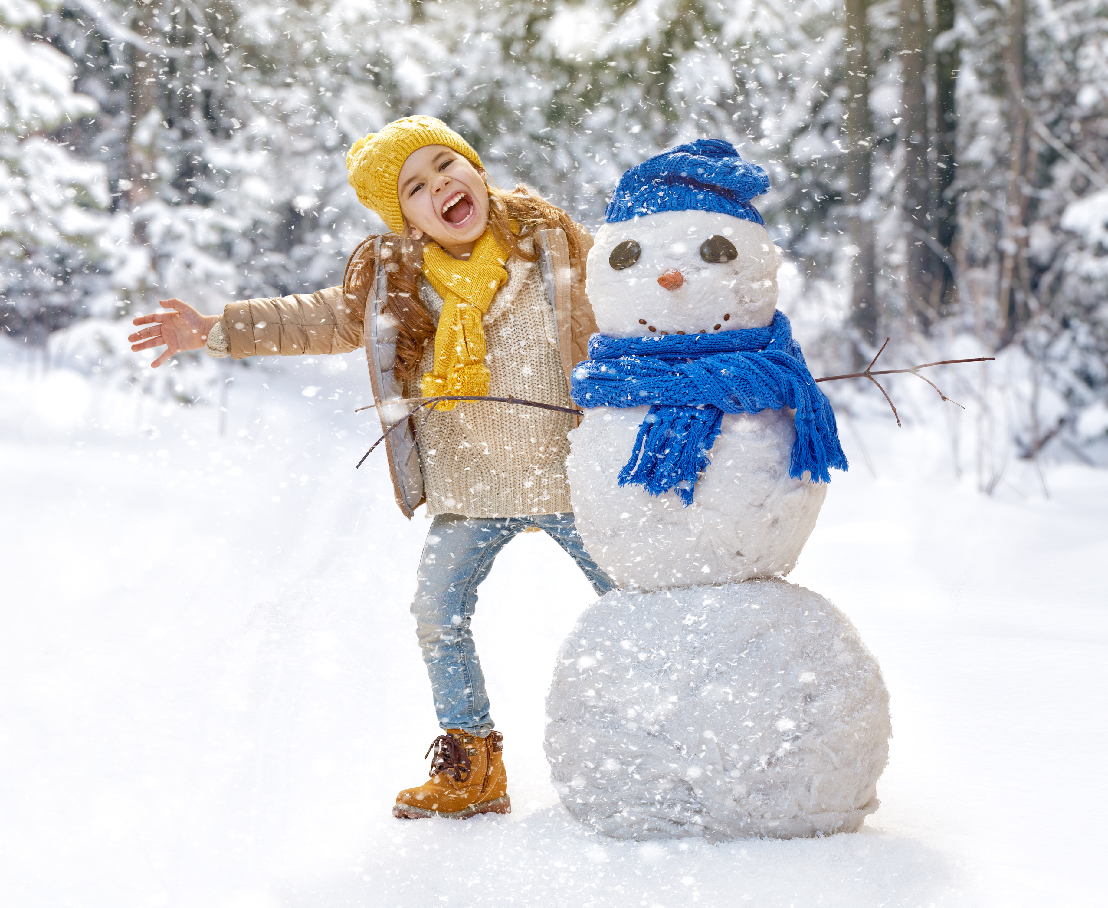Зима картинки весело. Винтер Сноумен Винтер. Дети зимой. Снежные забавы для детей. Лепить снеговика.