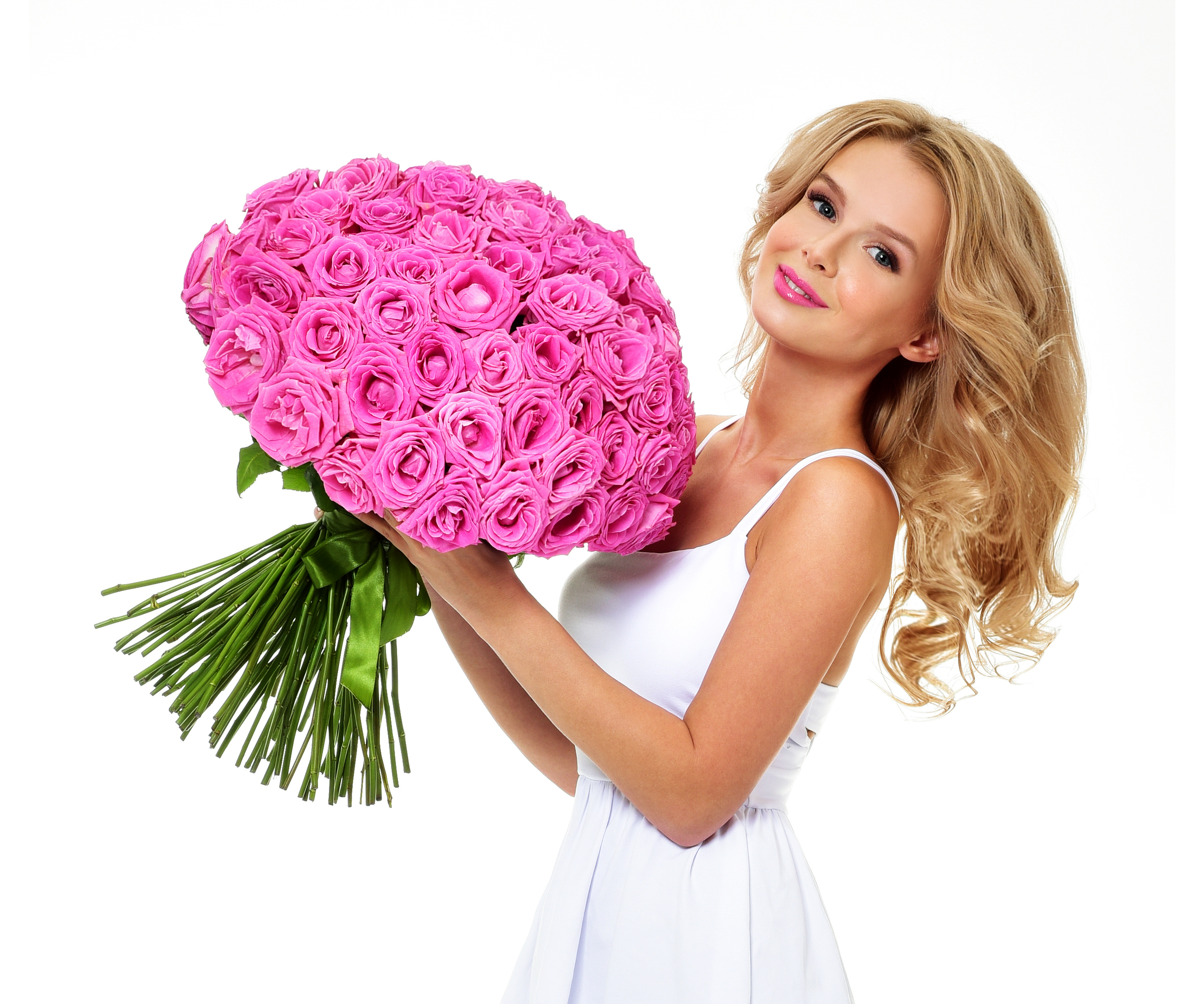 День красивых женщин. Букет "девушке". Девушка с букетом роз. Букет цветов для девушки. Женщина с цветами.