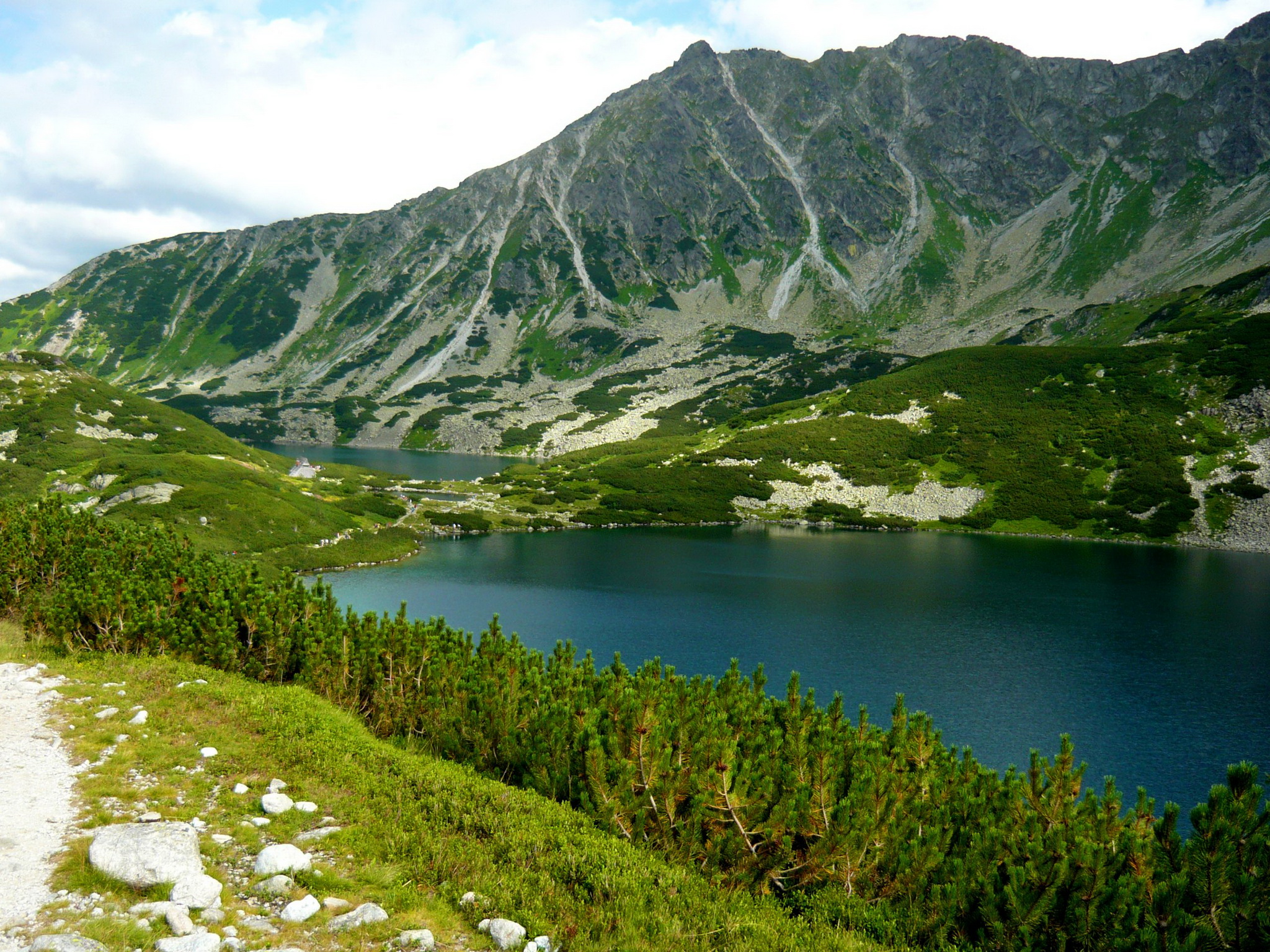 Горные районы природные условия. Озера реки горы Польши. Польша реки горы озера Гео. Польша озеро в горах. Польша горы Карпаты.