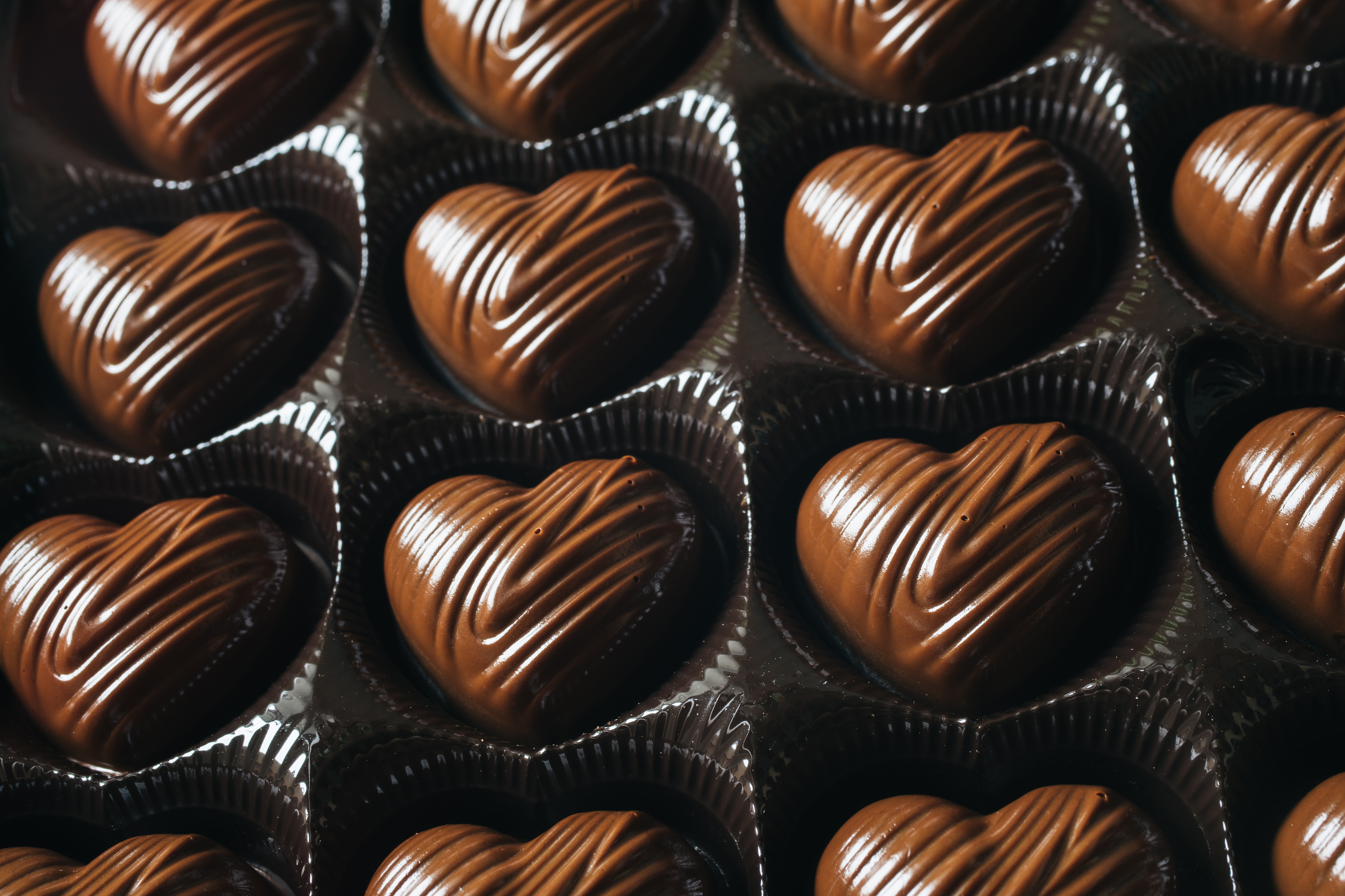 Слушать слаще шоколада. Шоколадные конфеты. Конфеты шоколад. Шоколадные сердечки. Красивый шоколад.