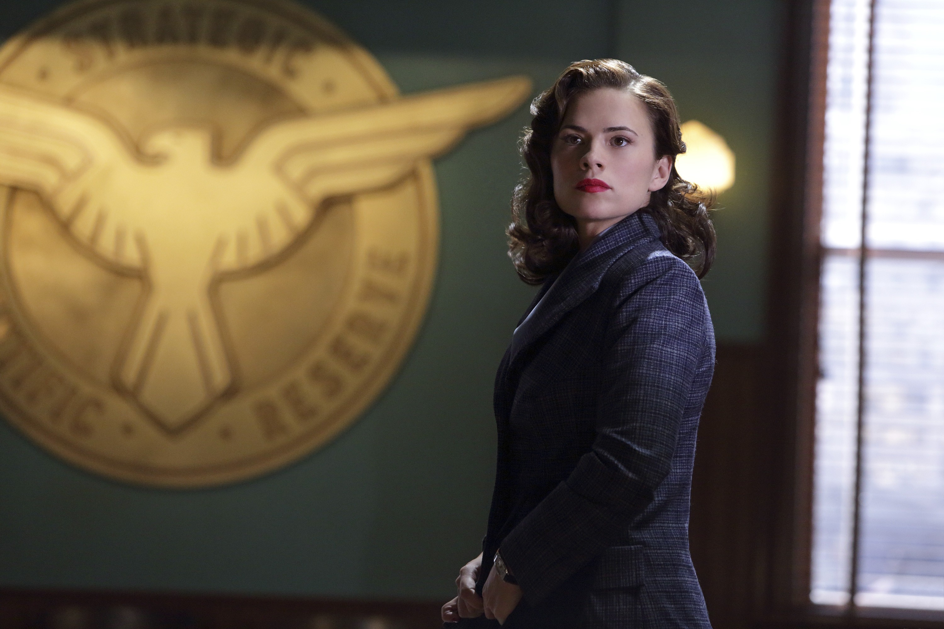 Peggy carter. Агент Картер Джарвис жена. Кржеминский агент Картер. Пегги Картер Старая. Зодиак Марвел агент Картер.