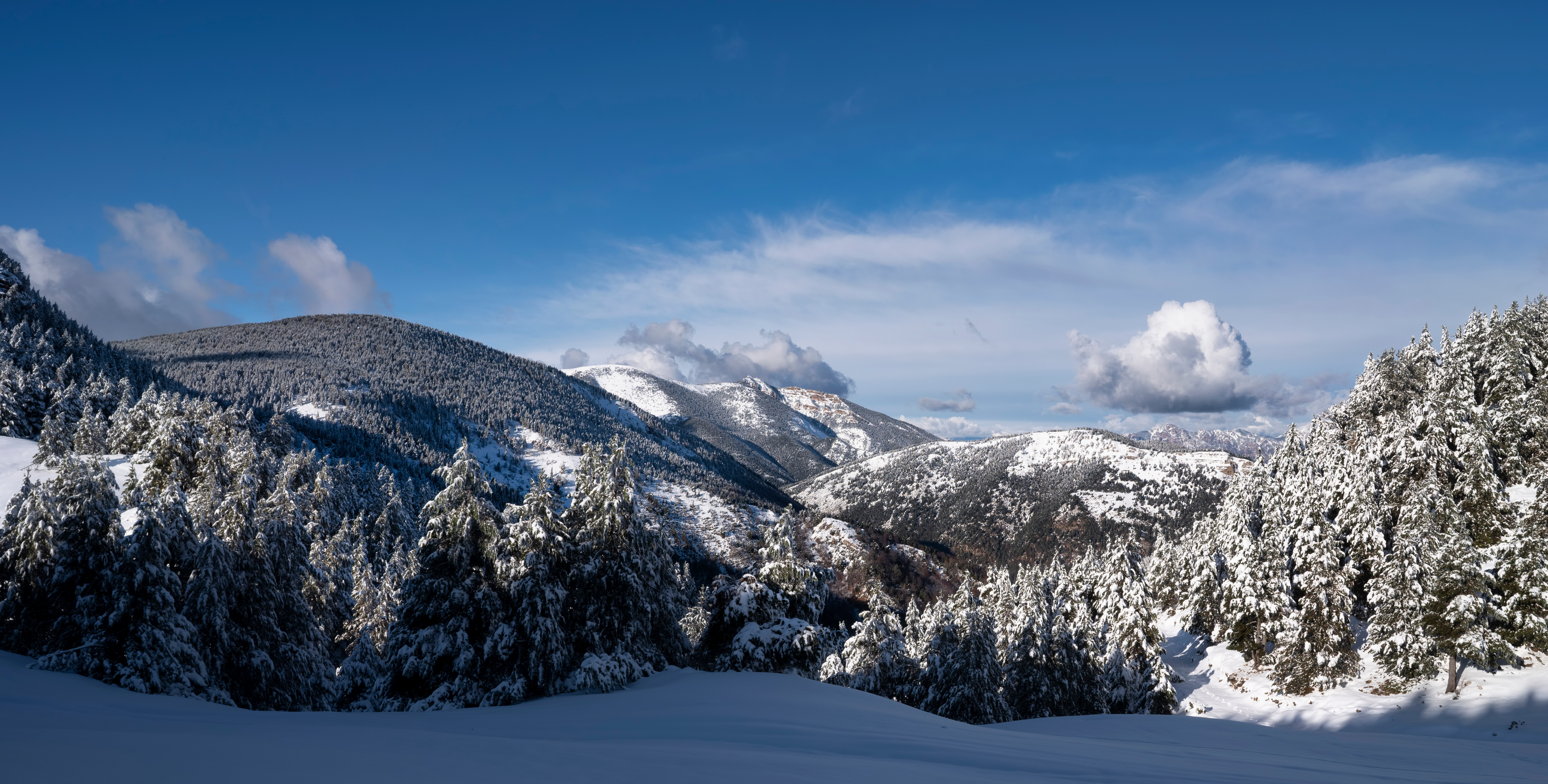 Фотография Испания Catalonia Горы Природа Снег Пейзаж 5120x2593 гора снега снегу снеге