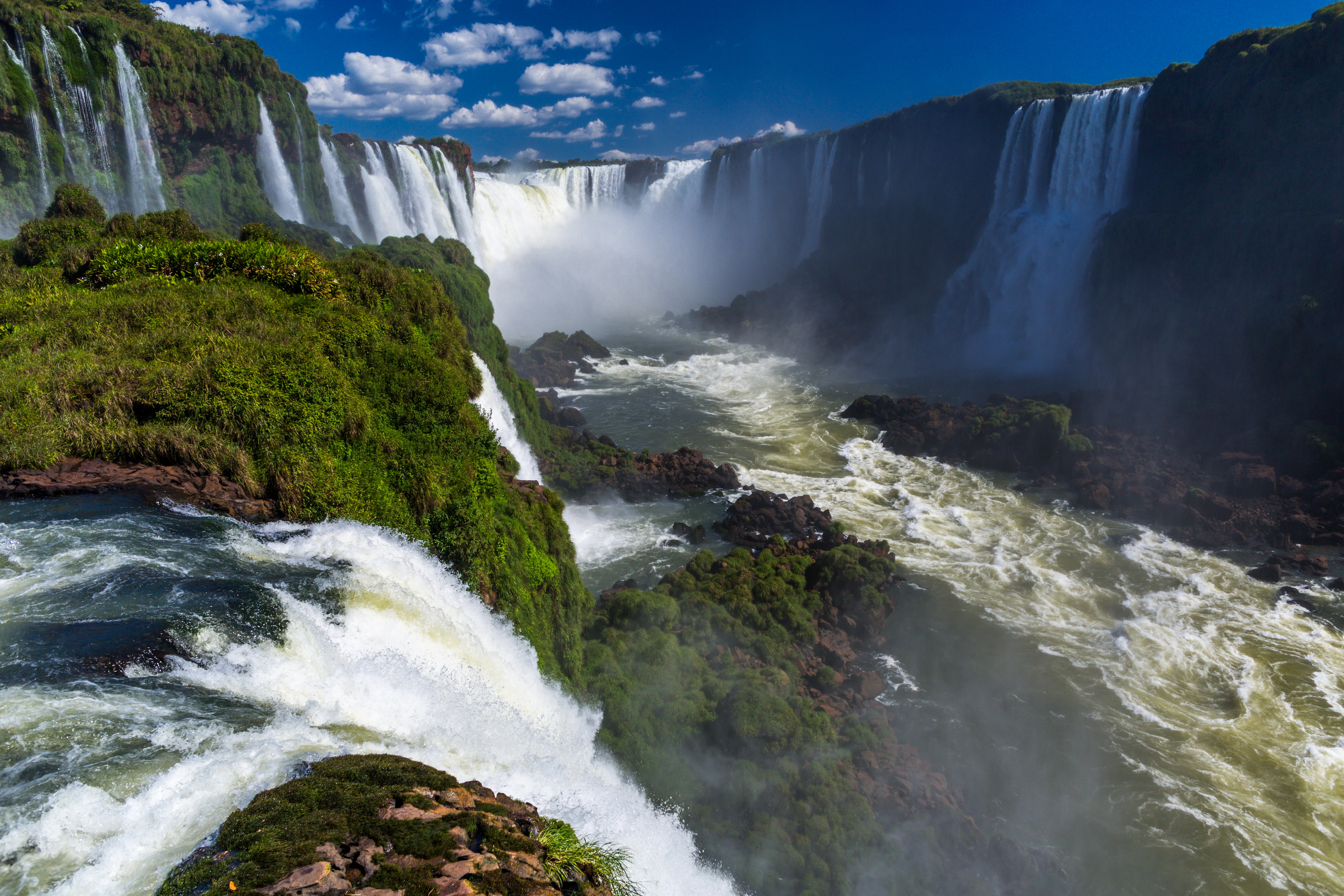 Бразилия природный мир. Водопады Игуасу Аргентина. Аргентина пейзаж водопад Игуасу. Водопад Годафосс, Исландия. Река Игуасу Бразилия.