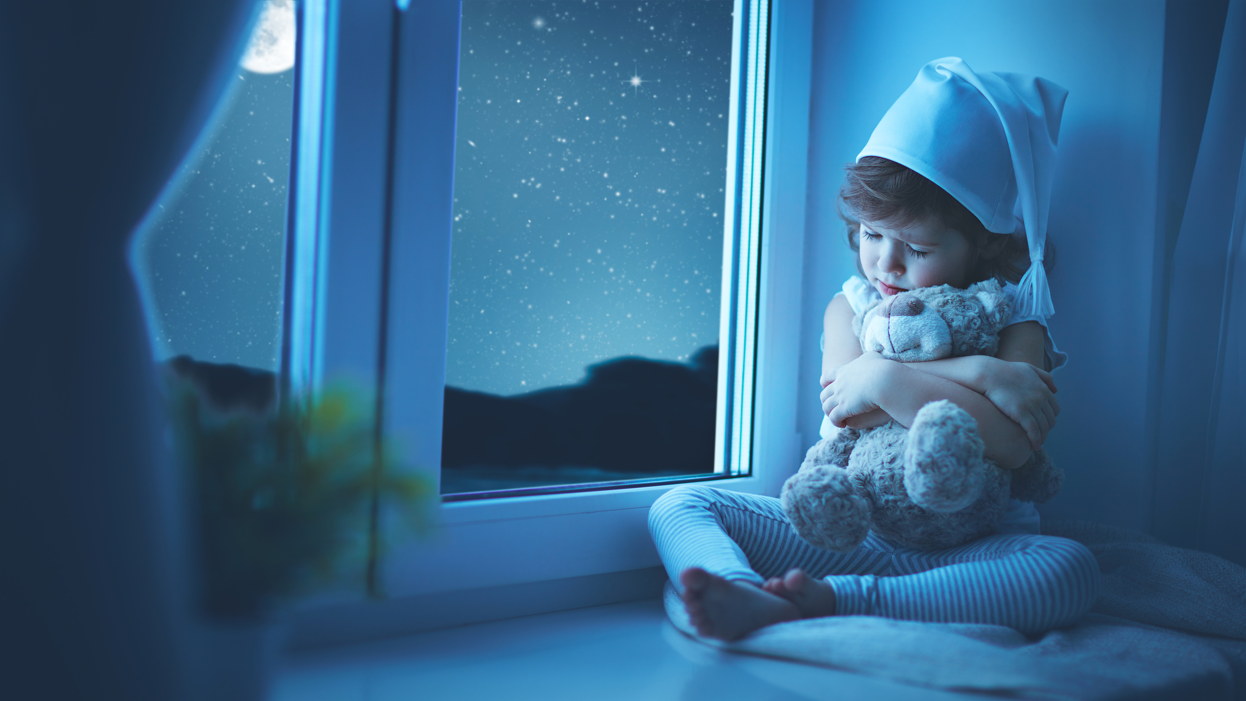 Sleep on dear little child. Ребенок на подоконнике. Фотосессия ребенка на окне. Детские сны.