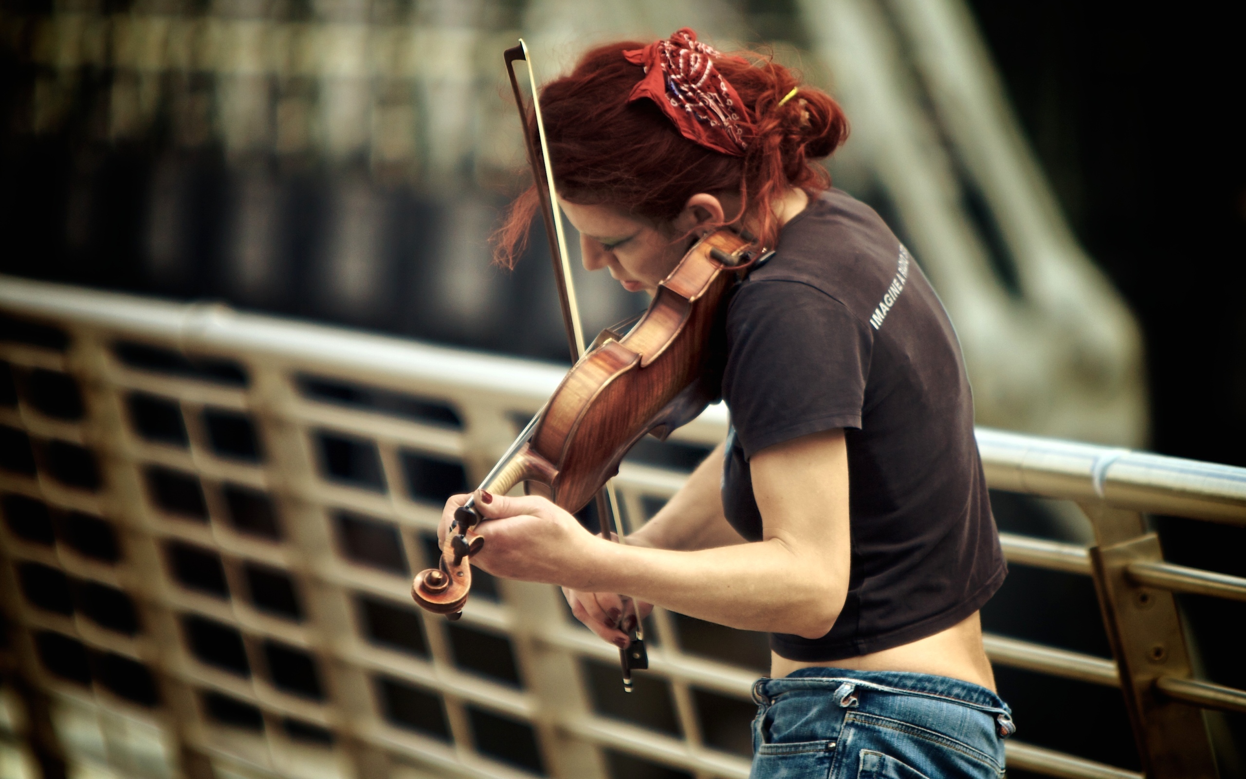 Воровке музыка. Девушки со скрипкой. Женщина со скрипкой. Фотосессия со скрипкой. Рыжая со скрипкой.