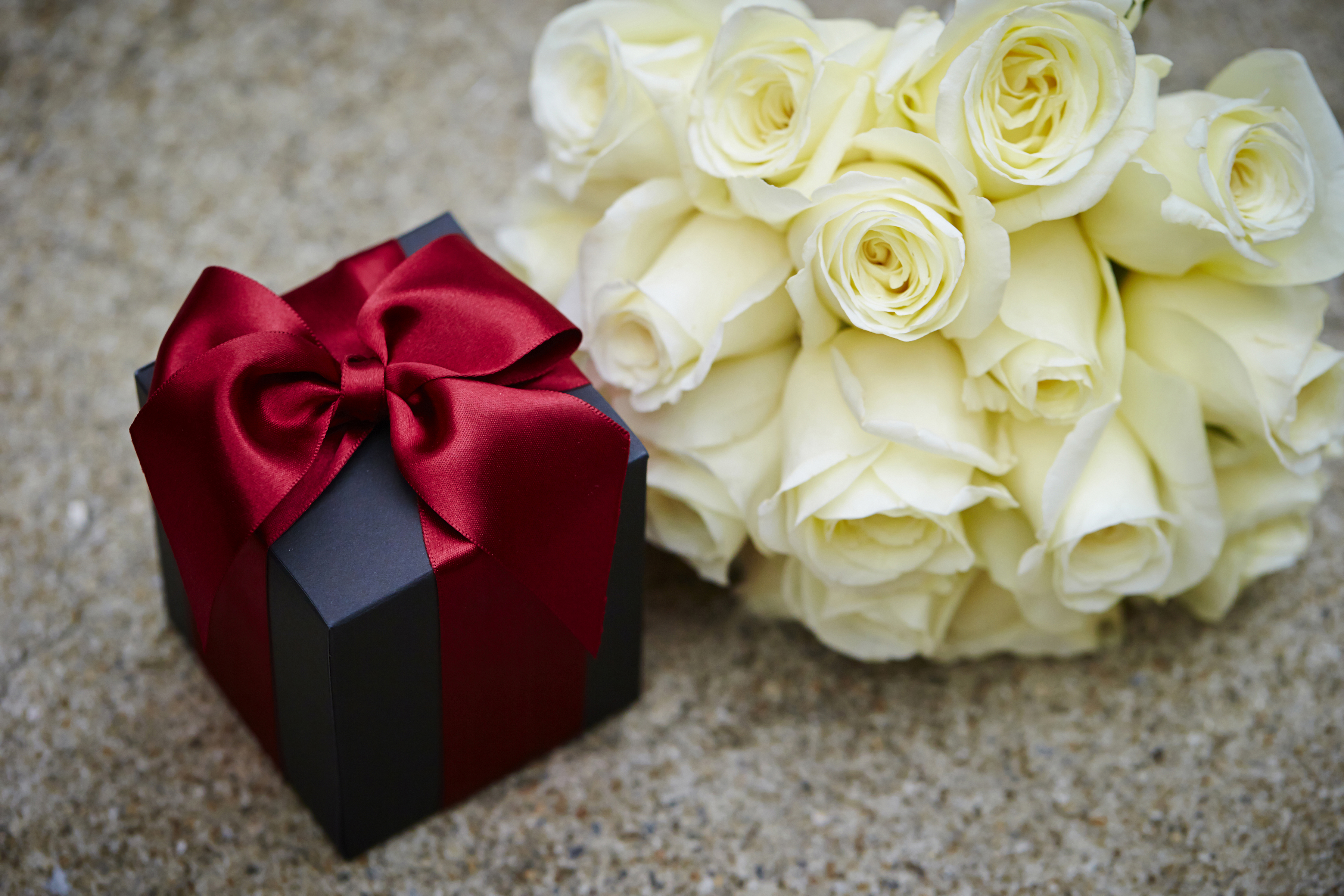 Красивый подарок женщине на день рождения. Цветы в подарок. Красивые подарки. Красивый букет в подарок. Букет роз и подарок.