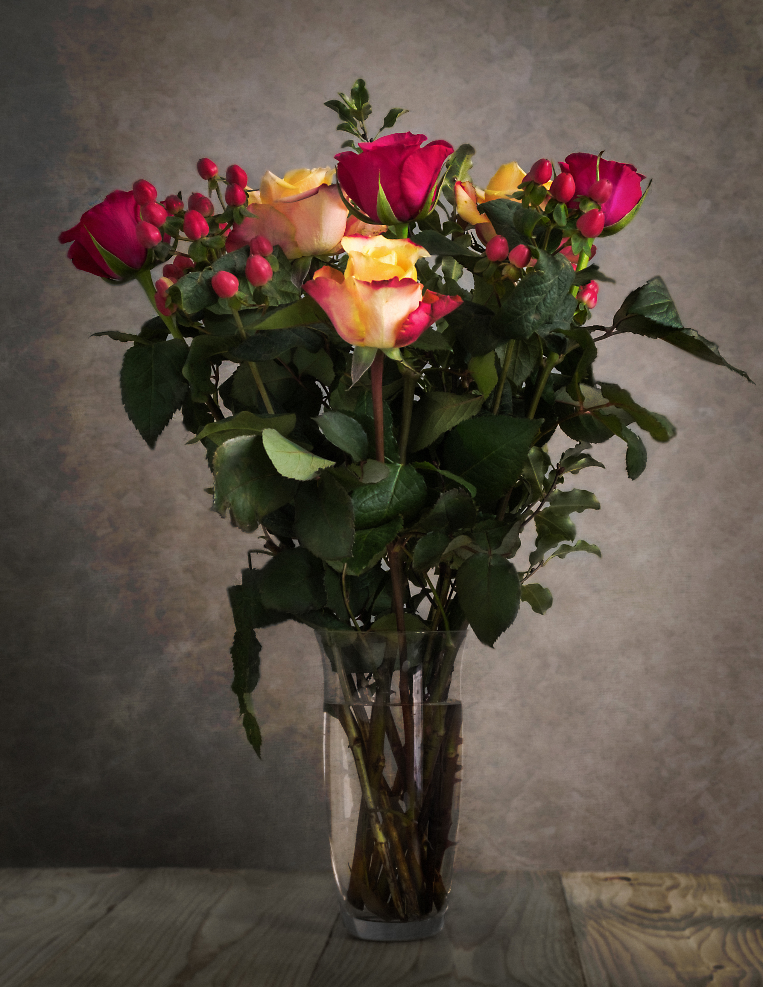 Букеты роз в вазе на столе. Букет роз в вазе. Шикарные цветы в вазе. Букеты роз в вазах. Цветы в вазе на столе.