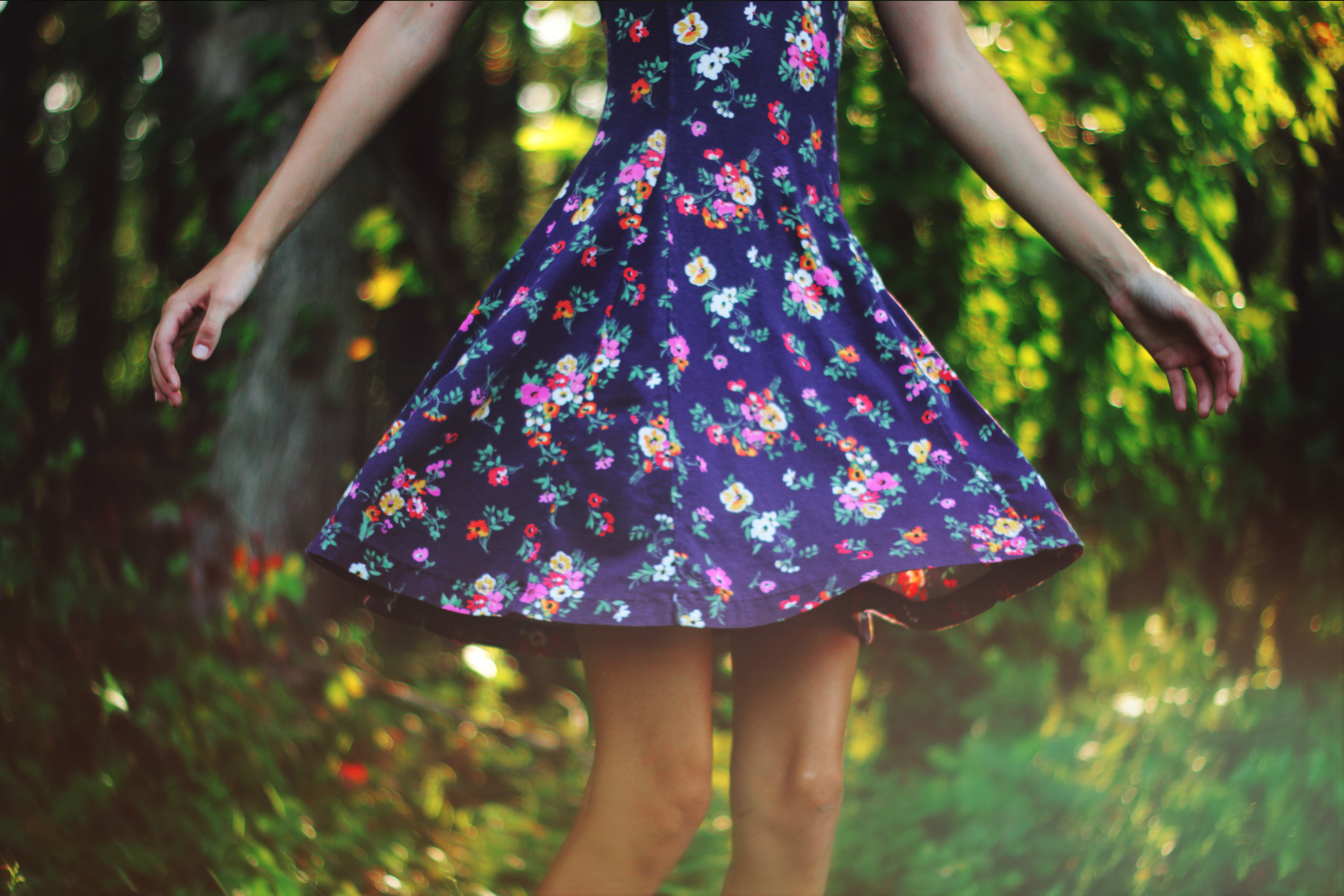 Летом под платьем. Девушка в платье летнем. Платье в цветочек. Ситцевое платье. Девушка в платье в цветочек.