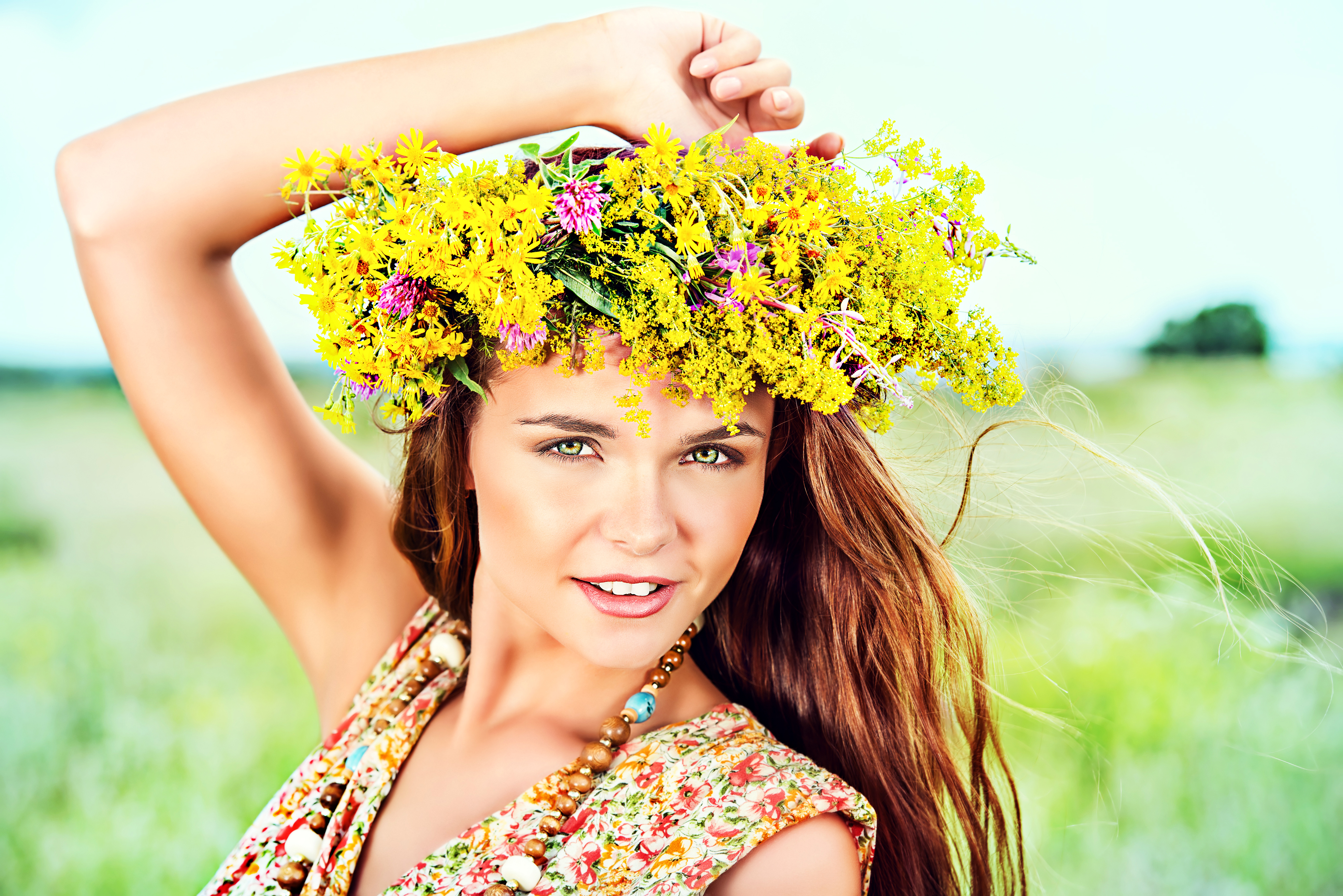 девушка платье полевые цветы улыбка скачать