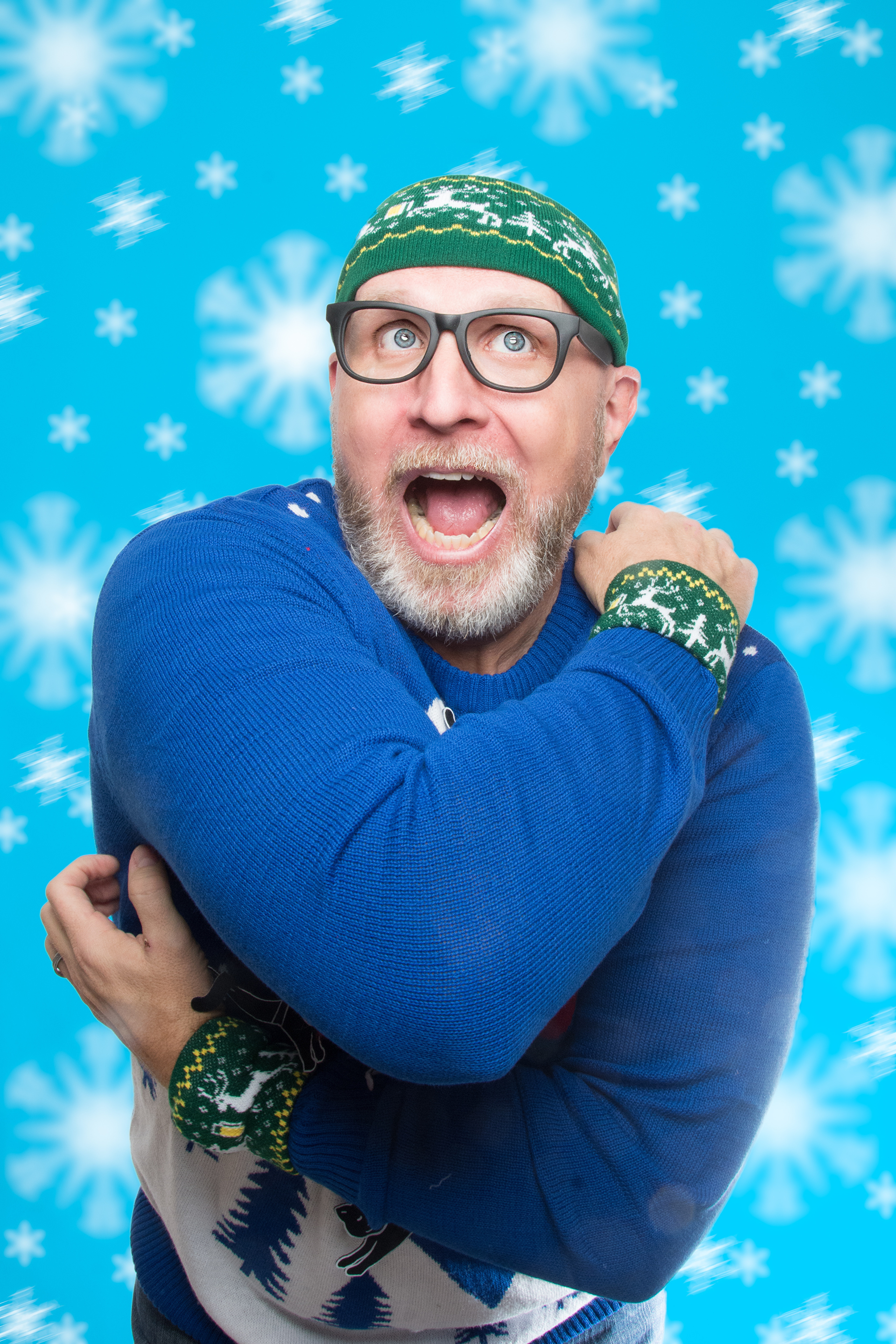 Картинки Новый год Мужчины эмоции изумление Шапки Снежинки Свитер Очки Руки 2560x3840 для мобильного телефона Рождество мужчина удивлен удивлена Удивление шапка в шапке снежинка свитере свитера рука очков очках