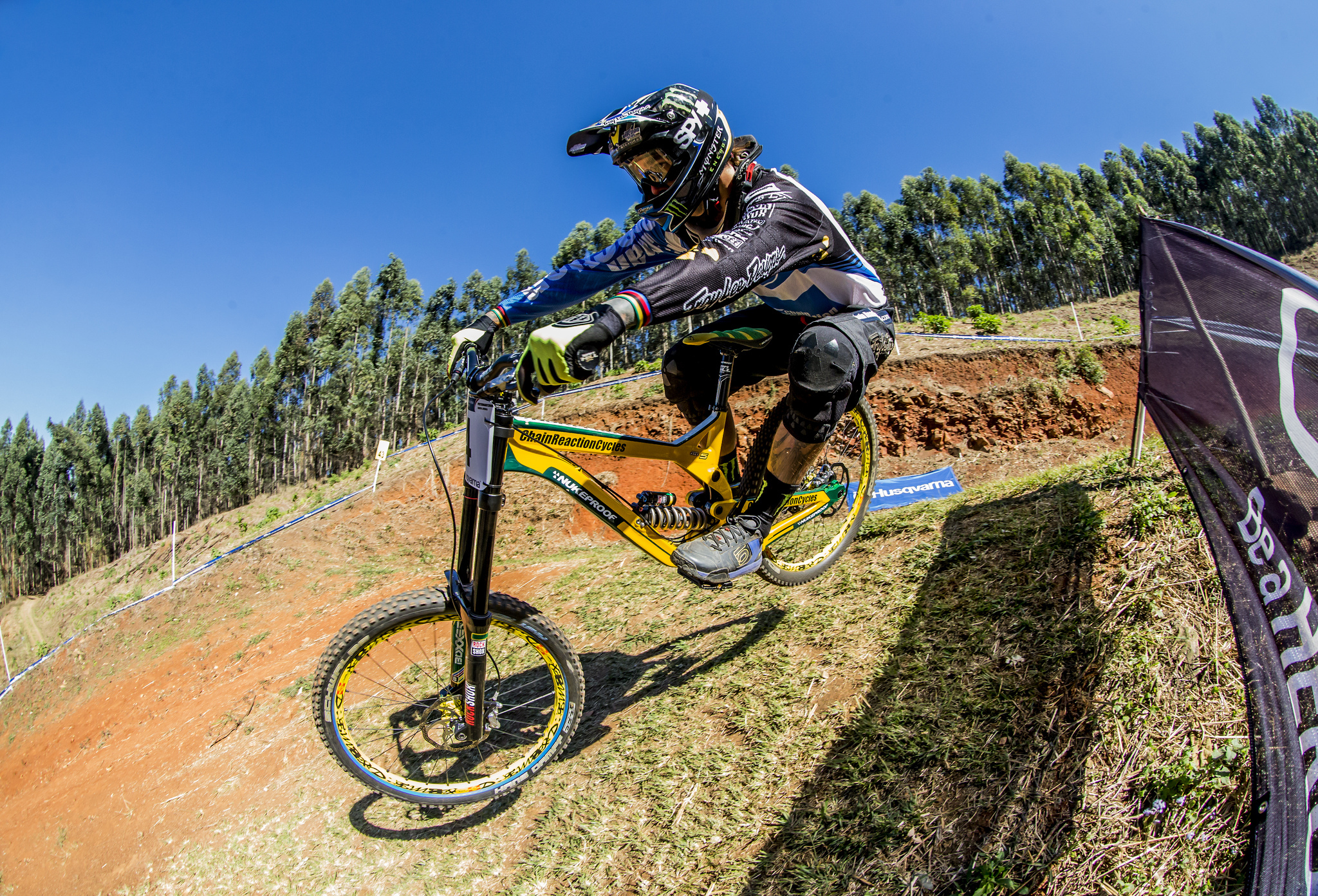 Mountain bike racing. Даунхилл 2000. Велосипед для даунхилла. Велосипед для горных гонок. Велосипед спорт.