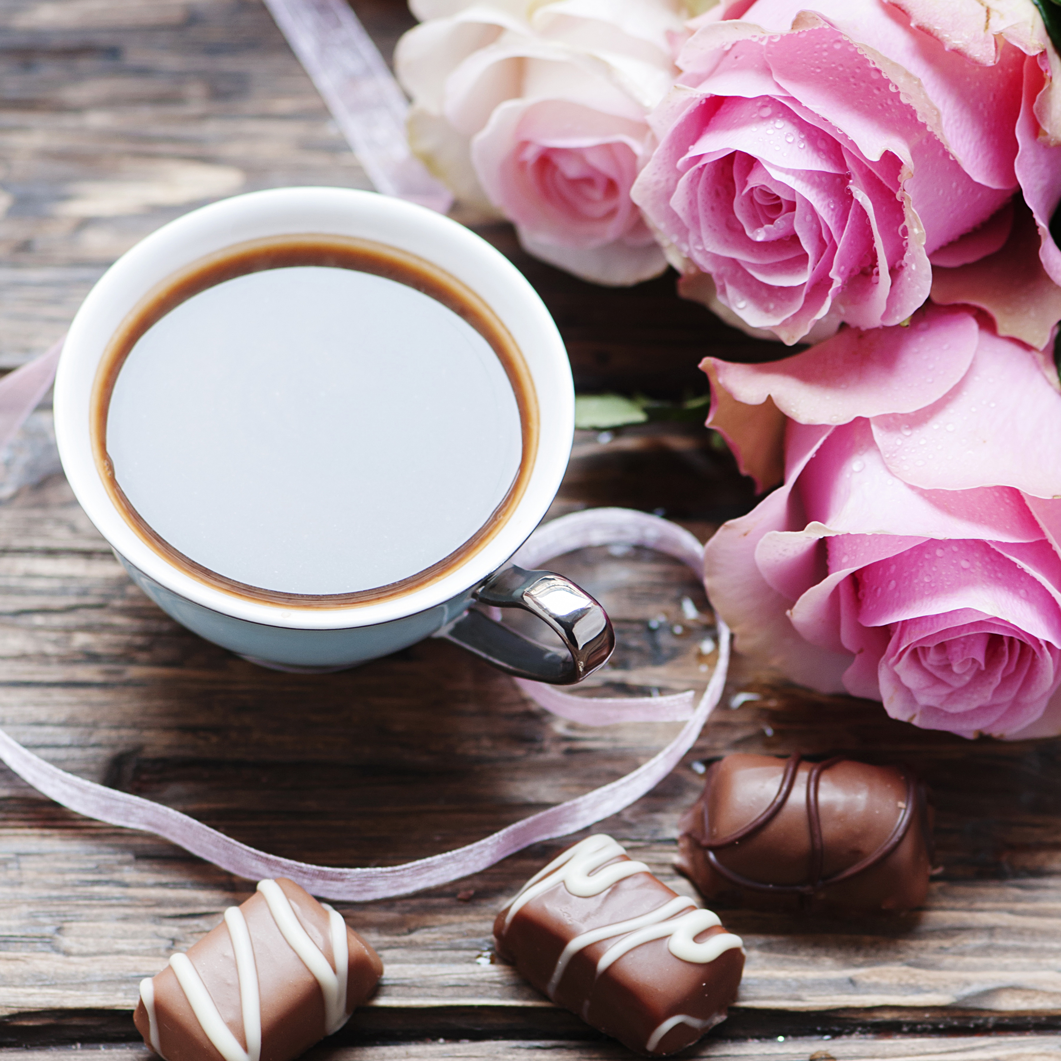 Утроем. Кофе и цветы. Кофе с цветами. Чашка кофе и цветы. Утро кофе цветы.