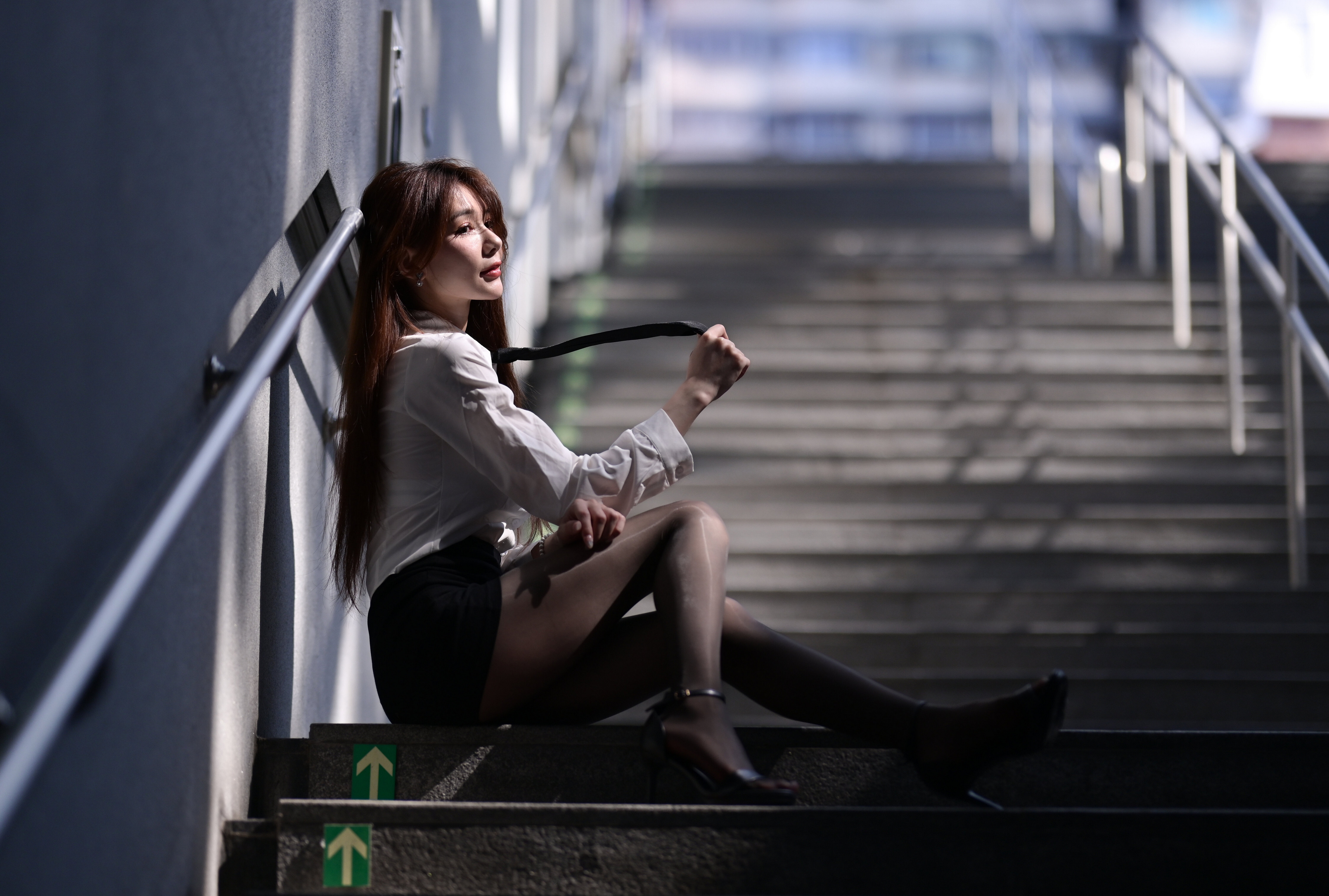 Картинки юбки Колготки Блузка Лестница молодые женщины Ноги азиатка сидя туфель Юбка юбке колготок колготках девушка Девушки лестницы молодая женщина ног Азиаты азиатки Сидит сидящие Туфли туфлях