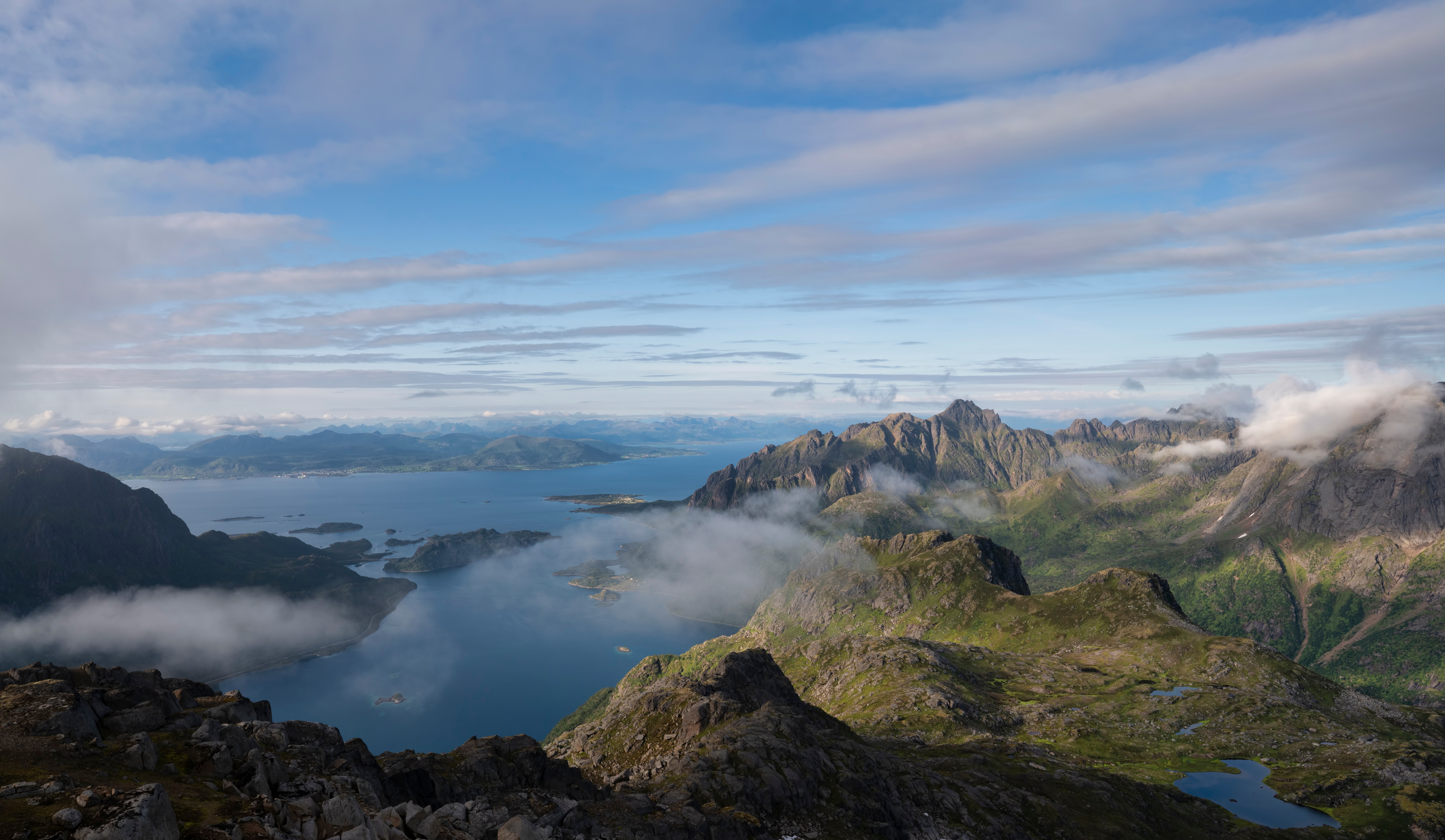 Фотография Лофотенские острова Норвегия Sløverfjorden Фьорд гора Природа облачно 5120x2977 Горы Облака облако
