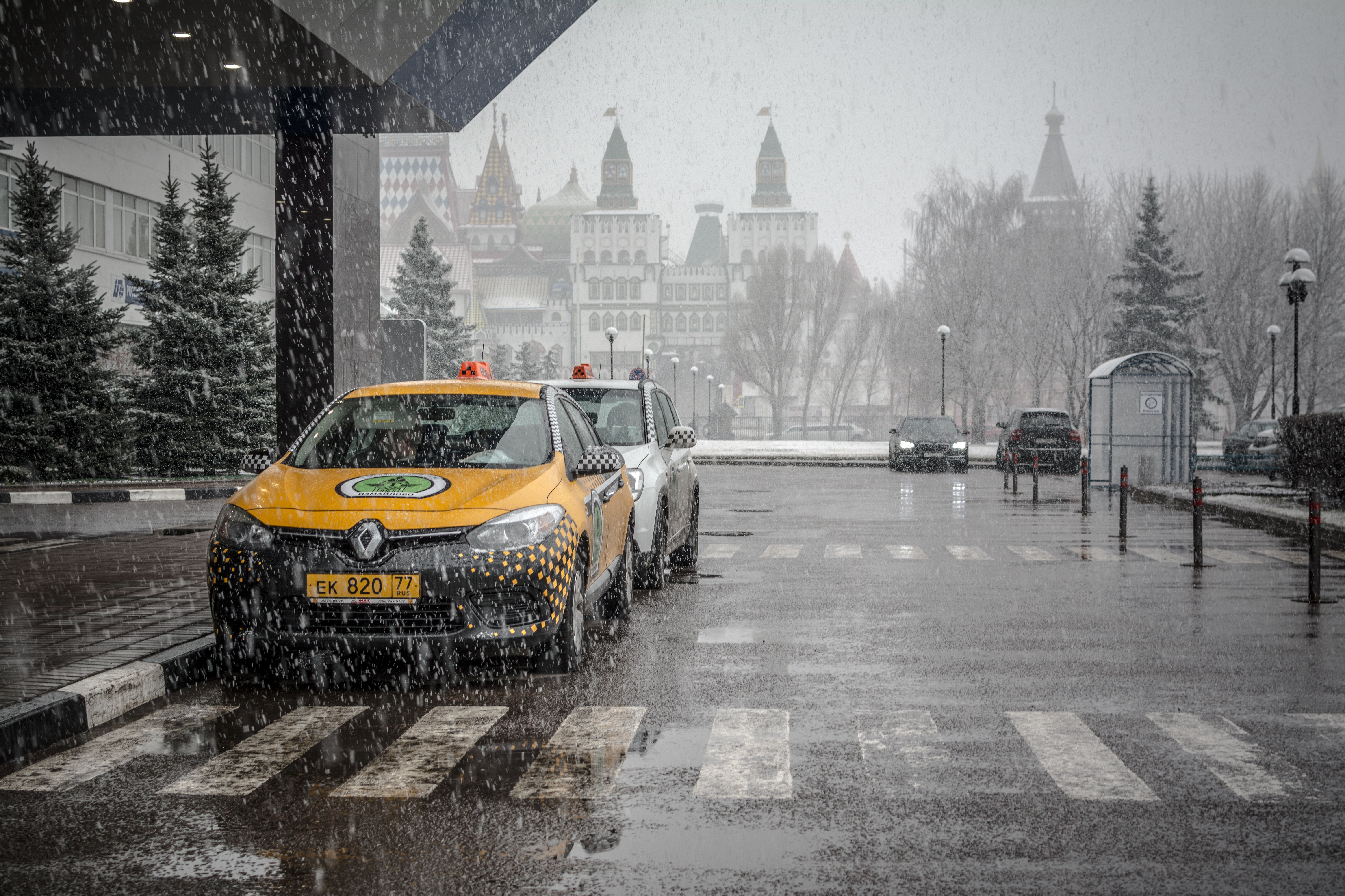 Авто ноябрь. Автомобиль зимой. Зимний город с машинами. Автомобиль зимой в городе. Машина в снегу в городе.