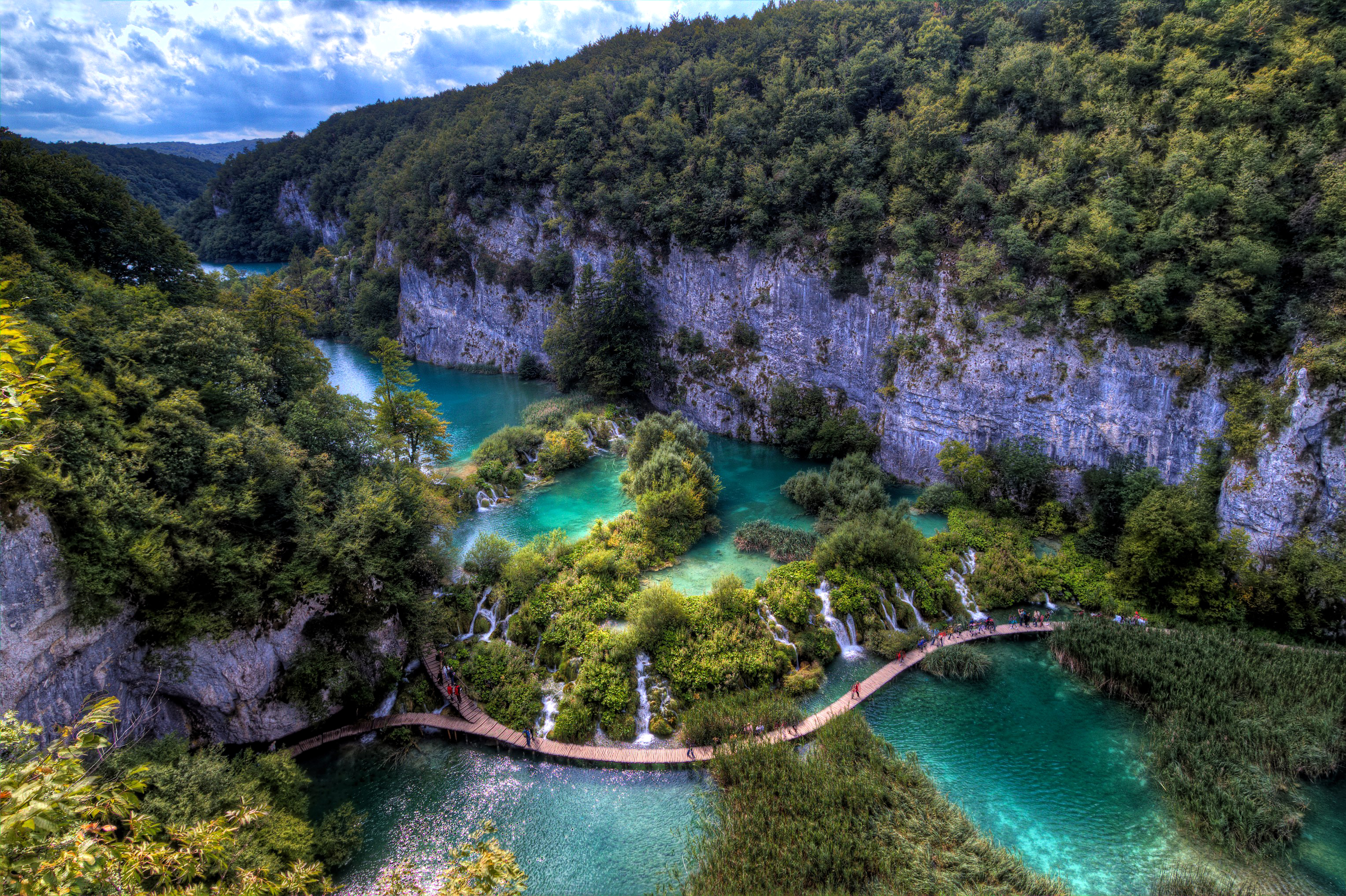 Самый красивый национальный. Национальный парк Плитвицкие озера Хорватия. Плитвицкое озеро Хорватия. Плитвицкие озера - крупнейший национальный парк Хорватии. Хорватия национальный парк Плитвице.