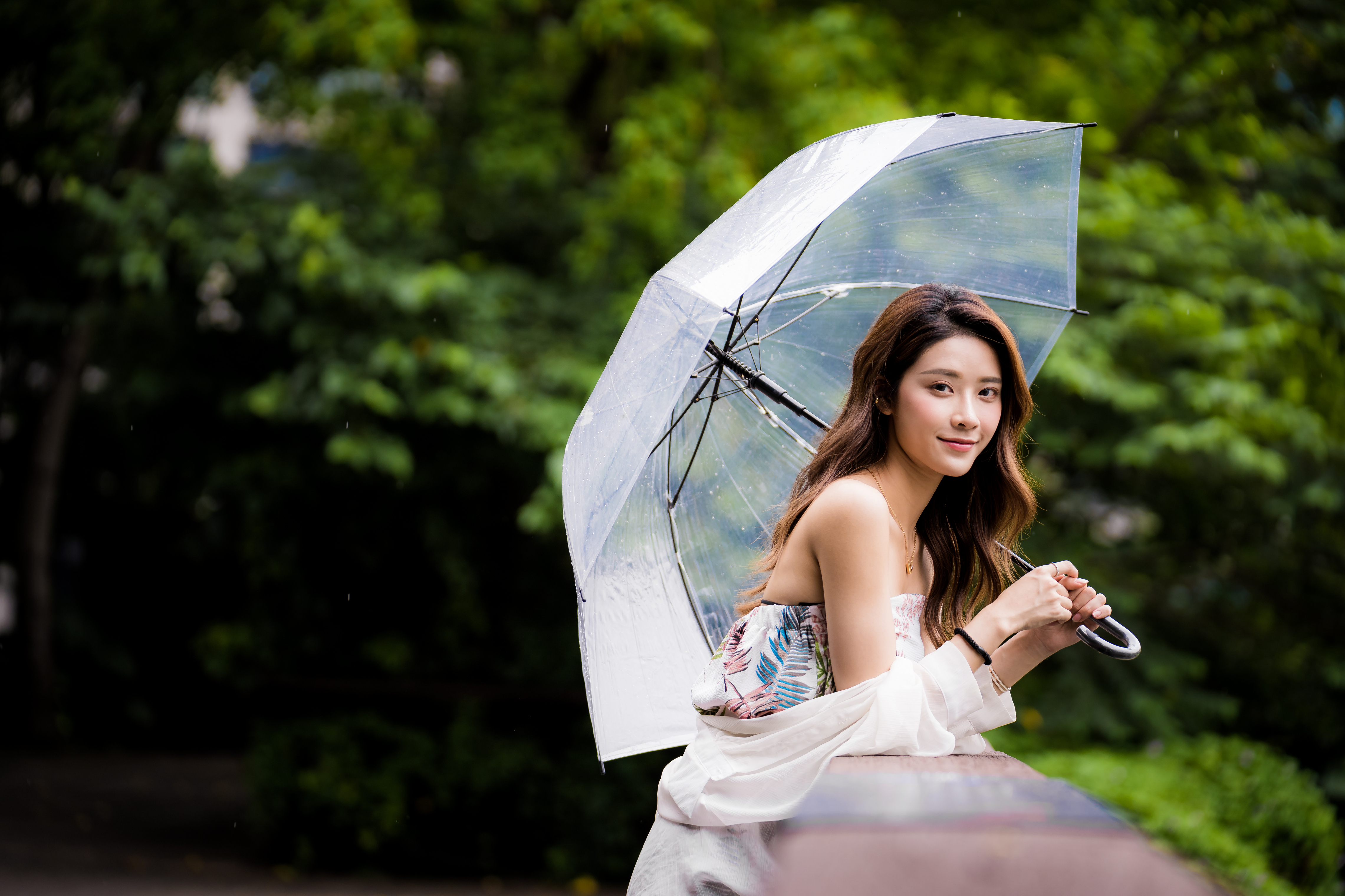 Картинка шатенки боке молодые женщины азиатки зонтик Взгляд 4562x3041 Шатенка Размытый фон девушка Девушки молодая женщина Азиаты азиатка Зонт зонтом смотрит смотрят