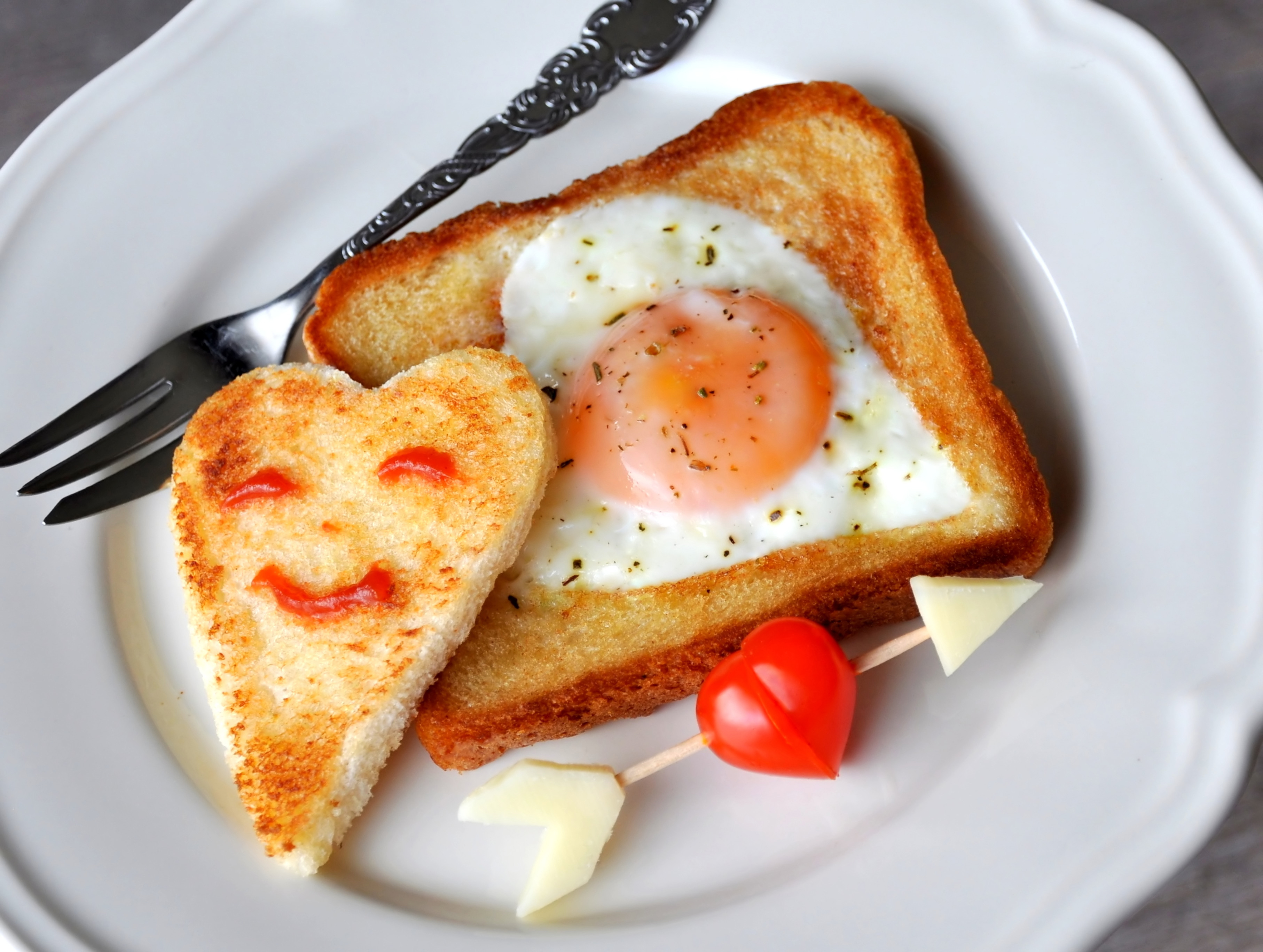 Варить завтрак. Завтрак в виде сердечка. Яичница в хлебе. Вкусный завтрак для любимого. Красивый завтрак.