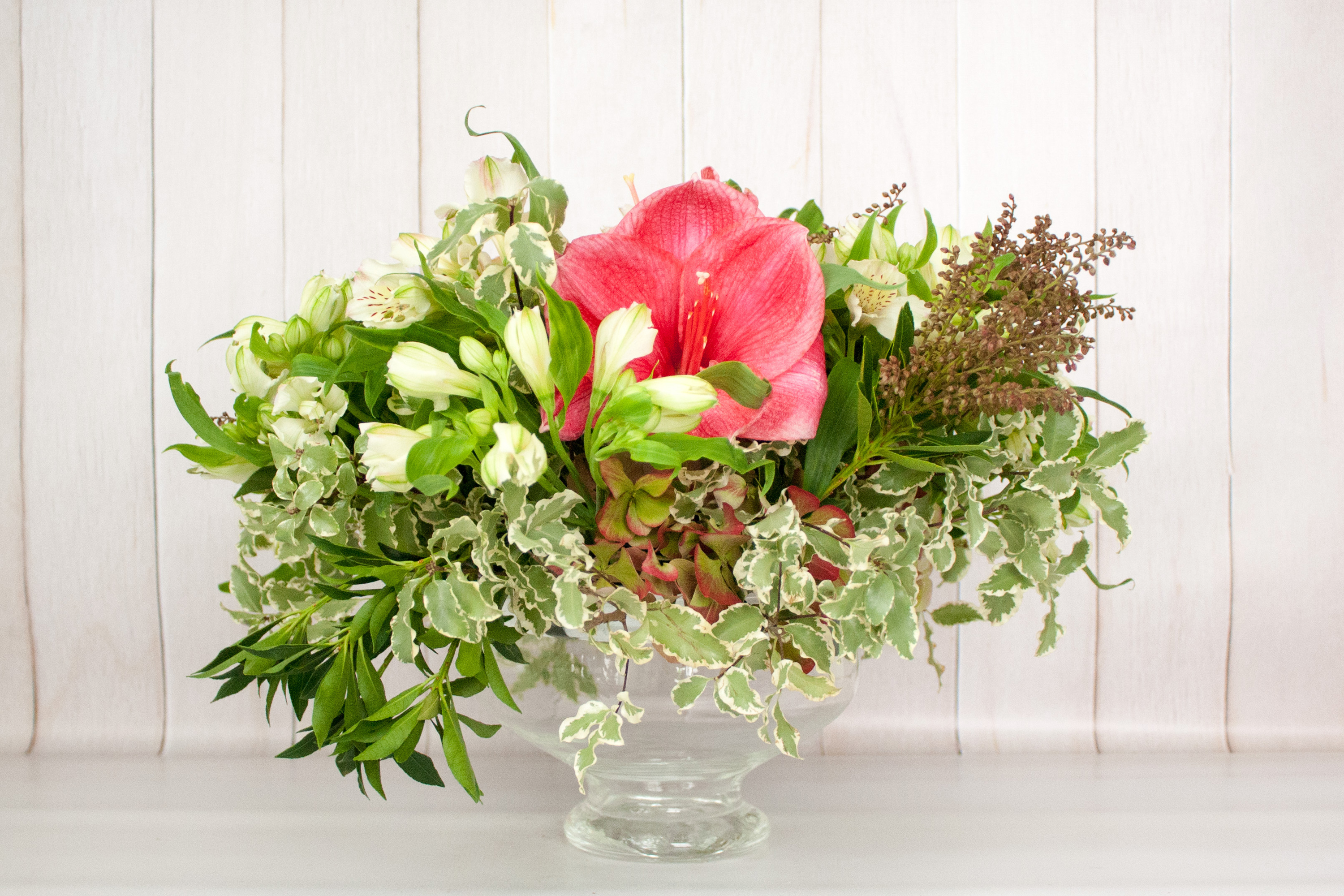 Розы и тюльпаны в одной вазе. Амариллис альстромерия эустома. Цветы в букете альстромерия. Букеты и композиции с амариллисом. Альстромерия в букете с зеленью.