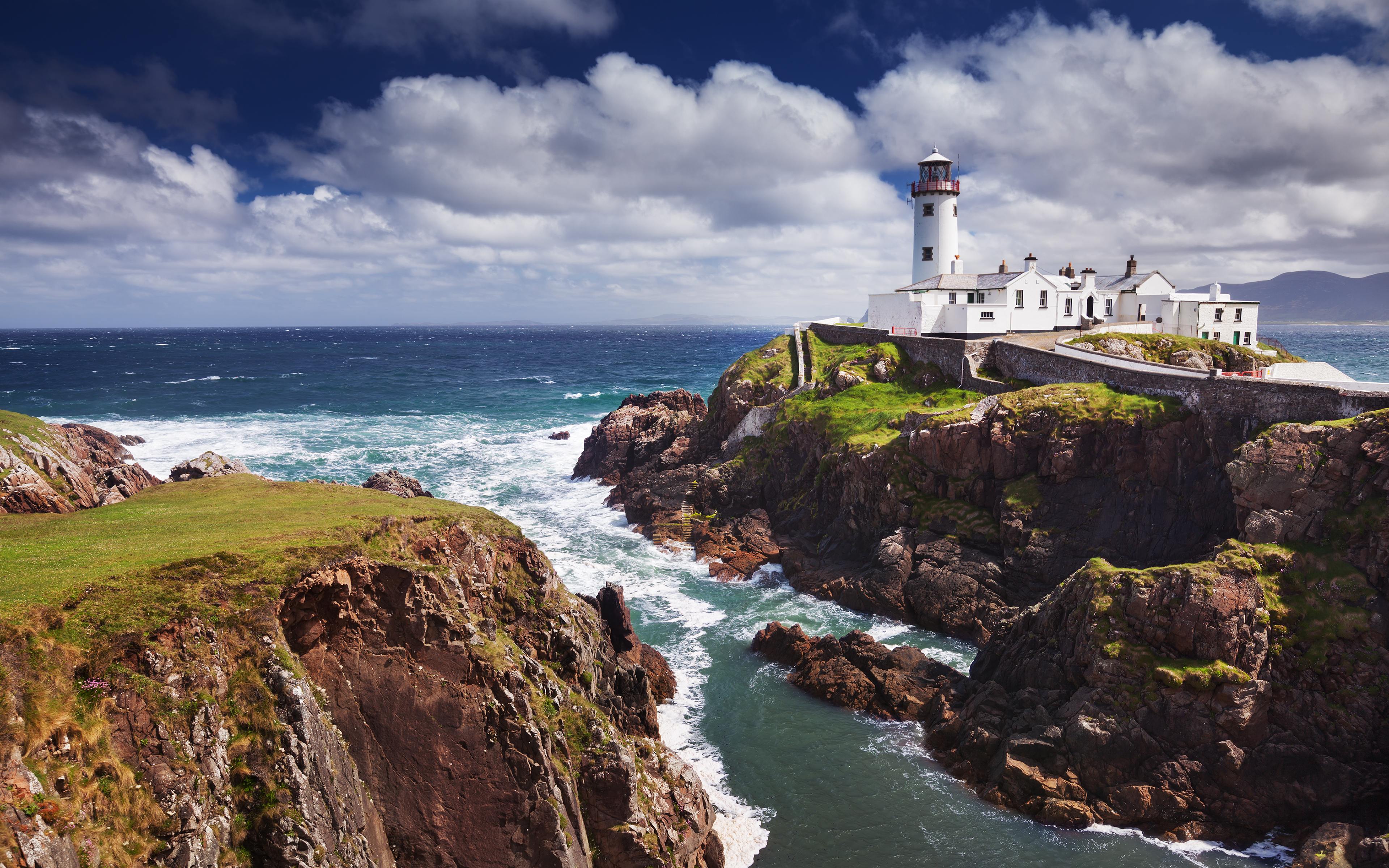 Godrevy Lighthouse and Rough Seas, Cornwall, England скачать