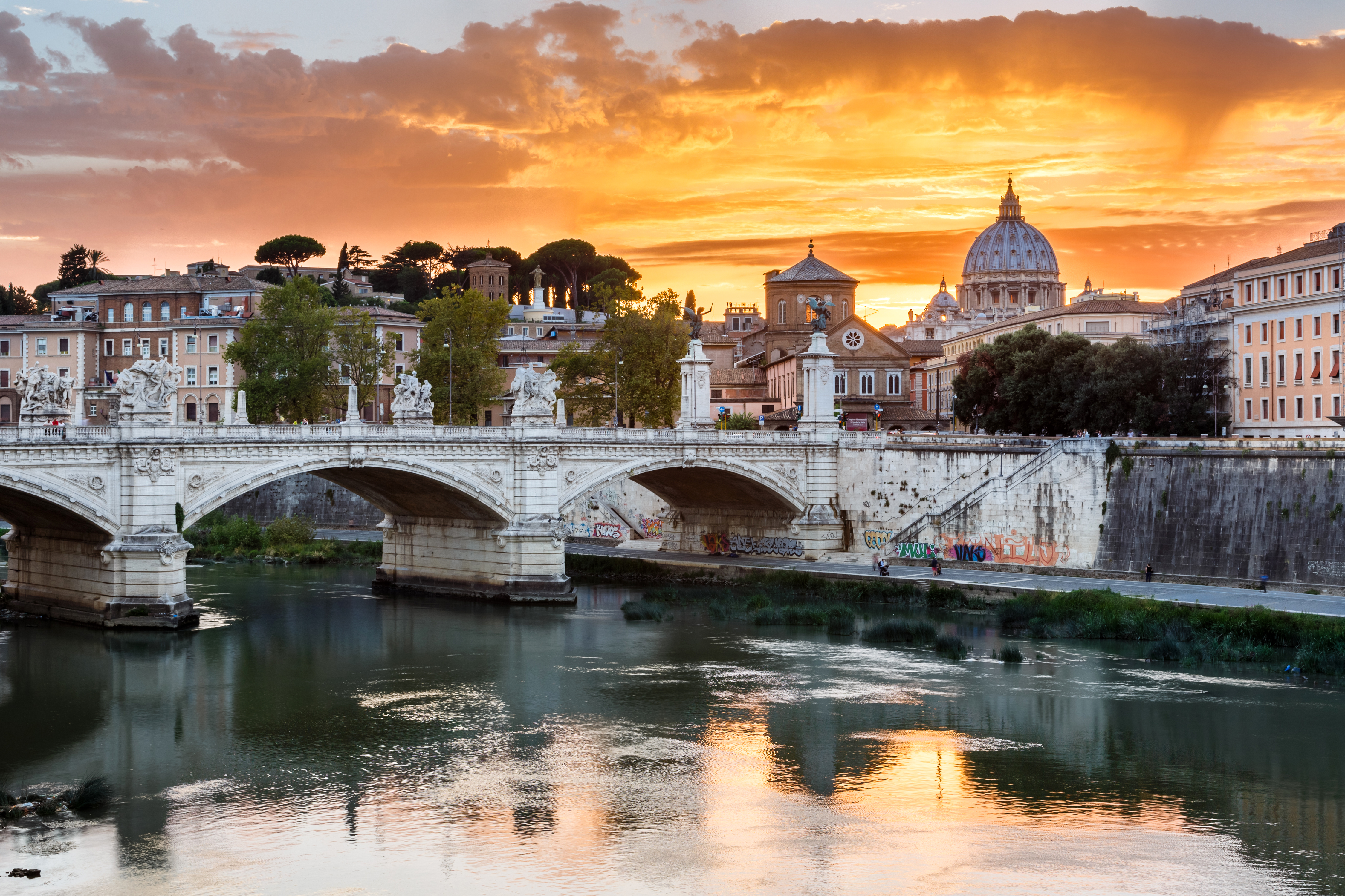 Город на реке в италии. Рим Италия мост. Река в Риме. Рим (город).