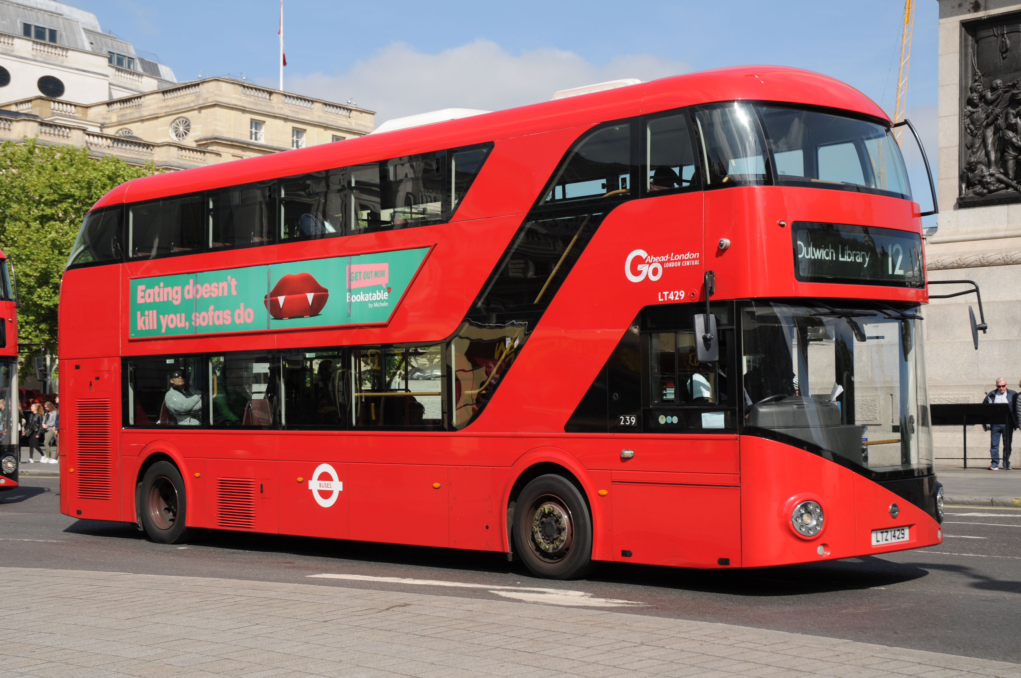 Bus he. Автобус двухэтажный. Туристический автобус. Красный автобус. Двухэтажный автобус белый.