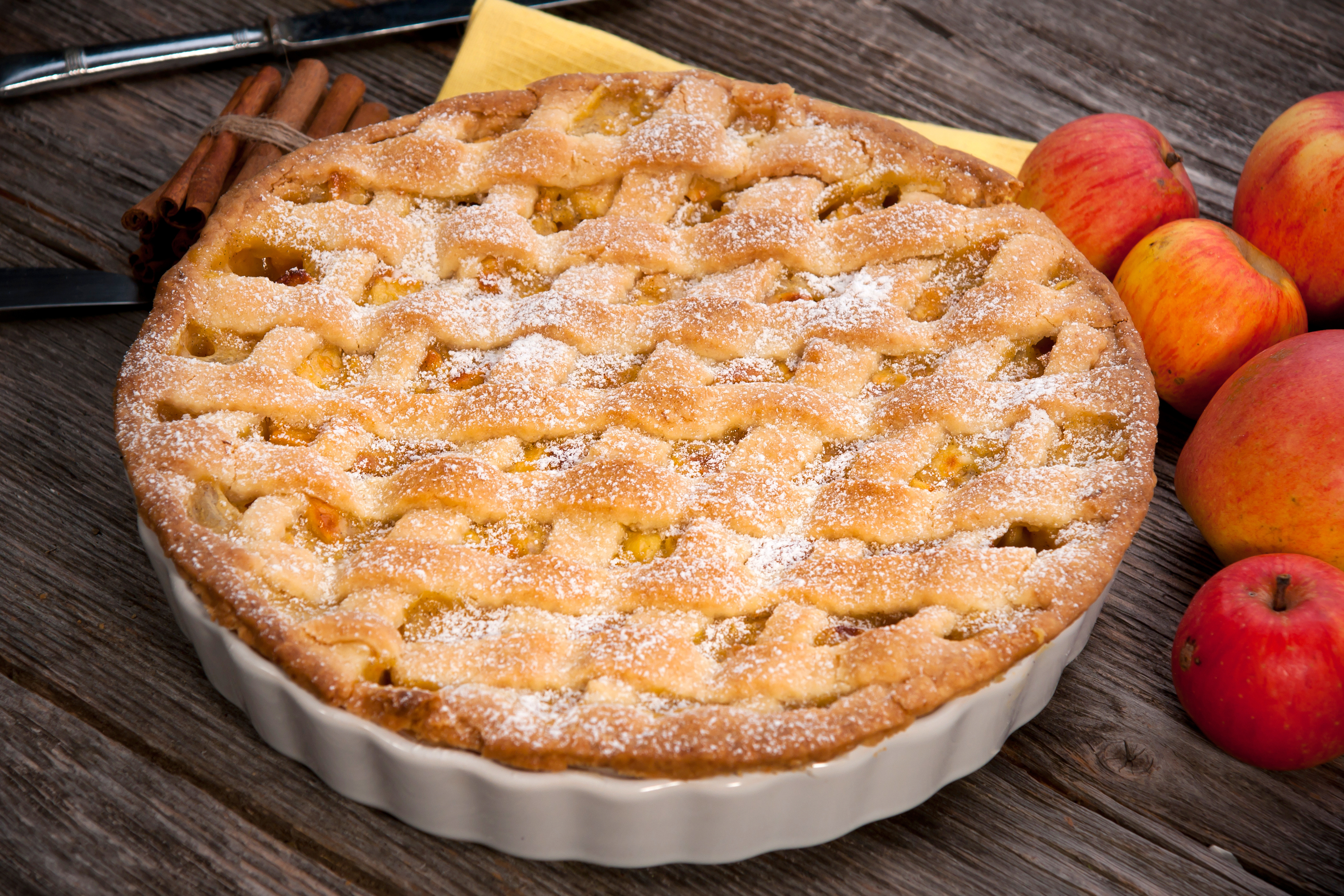 Пирог ру рецепты. Apple pie (яблочный пирог). Яблочный спас пирог. Красивый пирог с яблоками. Яблочный пирог на скорую руку.