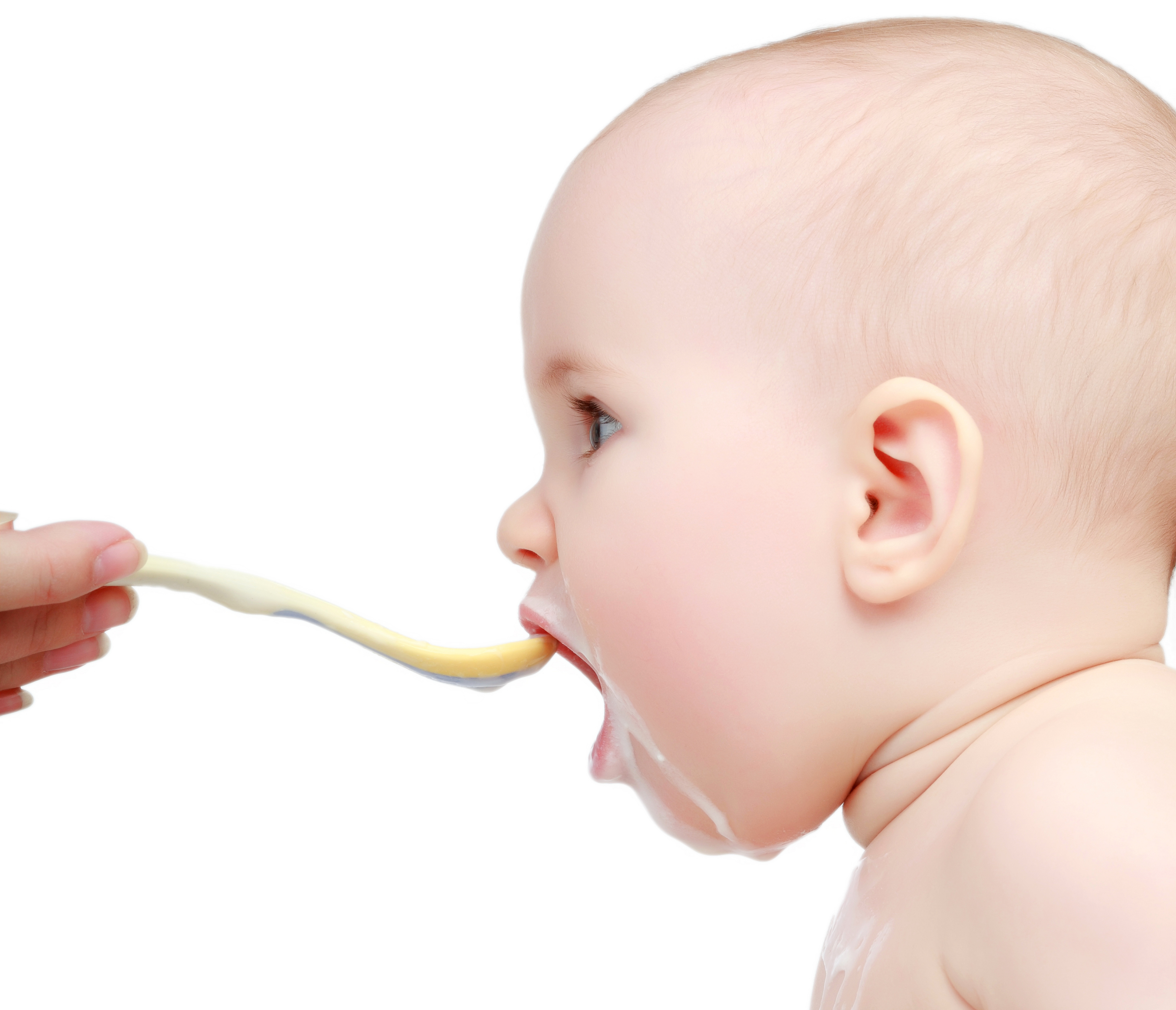 6 месяцев срыгивает. Малыш кушает. Первый прикорм малыша. Кормление ребенка с ложечки. Ребенок ест прикорм.