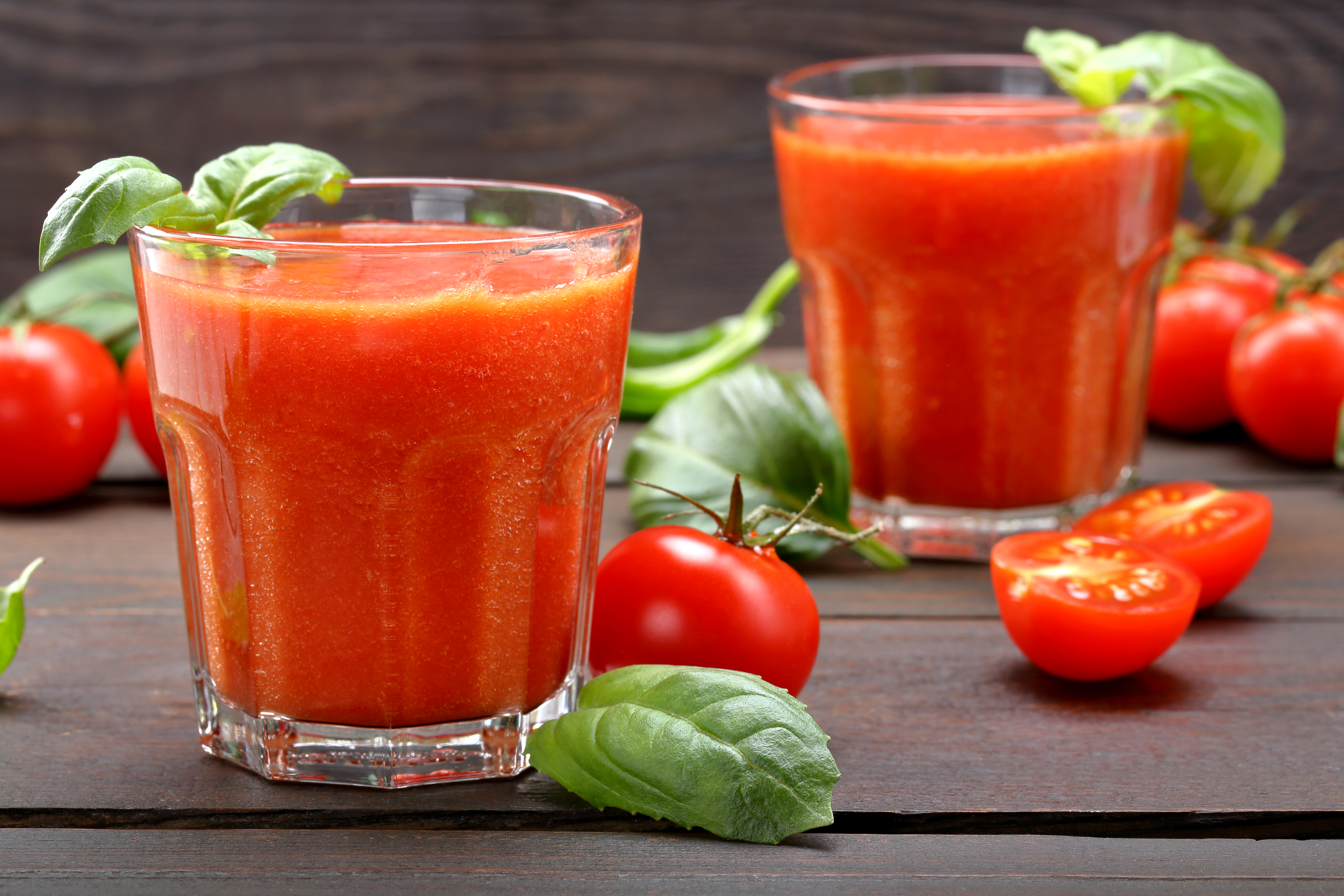 Сок из помидор рецепт домашнего приготовления. Томатный сок. Свежевыжатый томатный сок. Стакан томатного сока. Помидор сок.