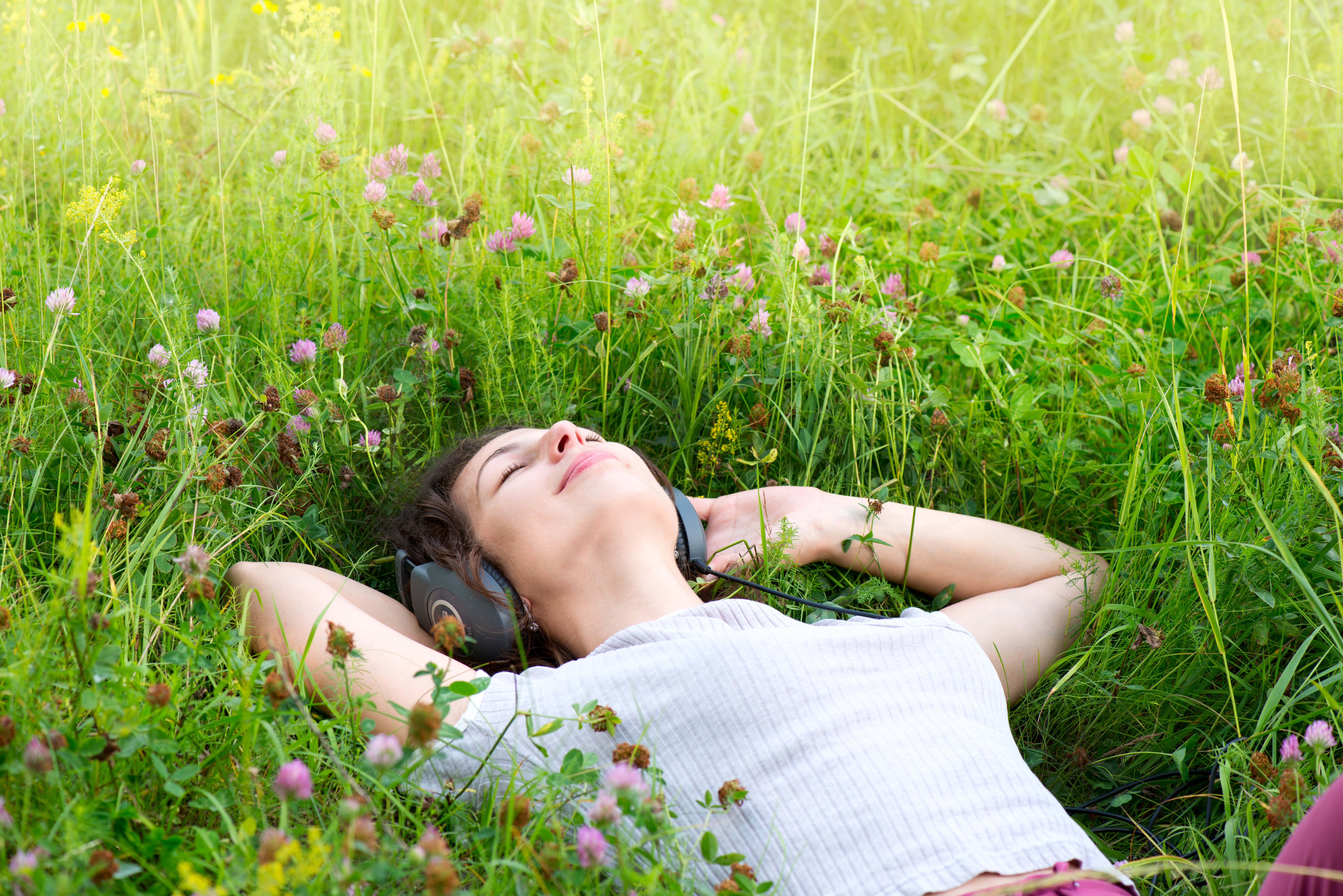 Включи успокаивающие сны. Релаксация природа. Расслабление на природе. Лежит на траве. Девушка лежит на траве.