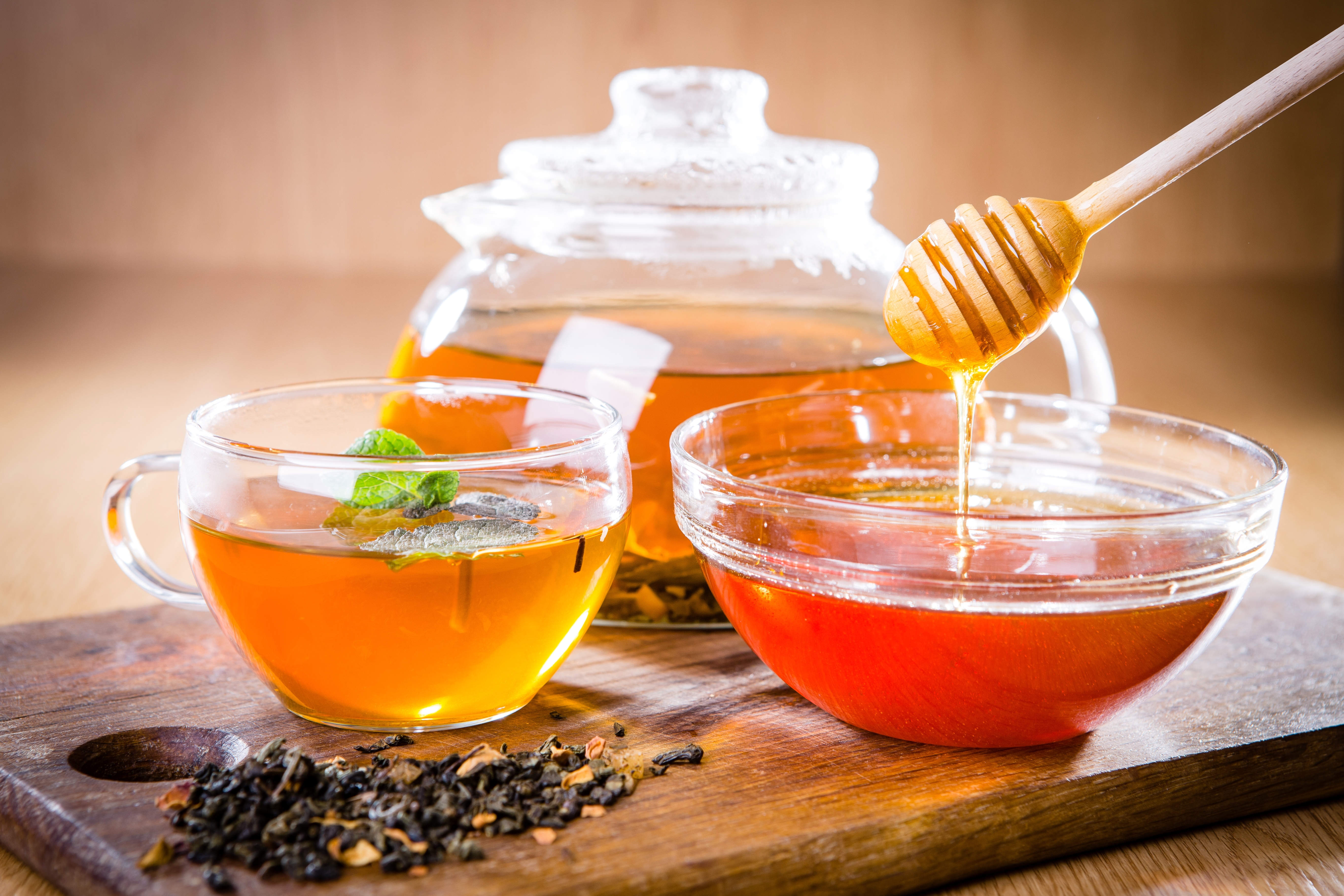 Чай с медом вред. Чай с медом. Чашечка чая с медом. Горячий чай с медом. Чашка с чаем.