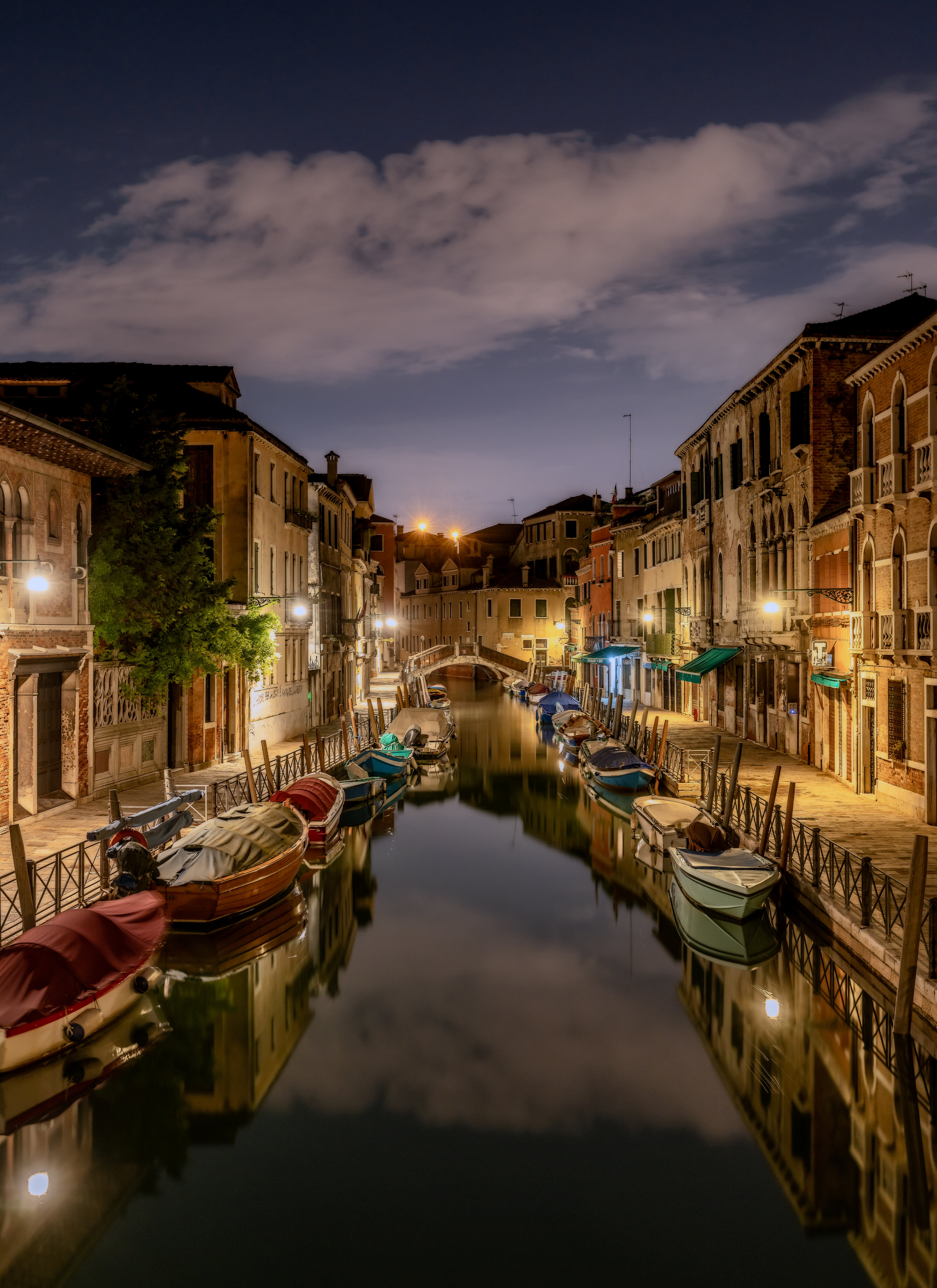 Обои для рабочего стола Венеция Италия Водный канал Лодки Вечер Дома Города  для мобильного телефона город Здания