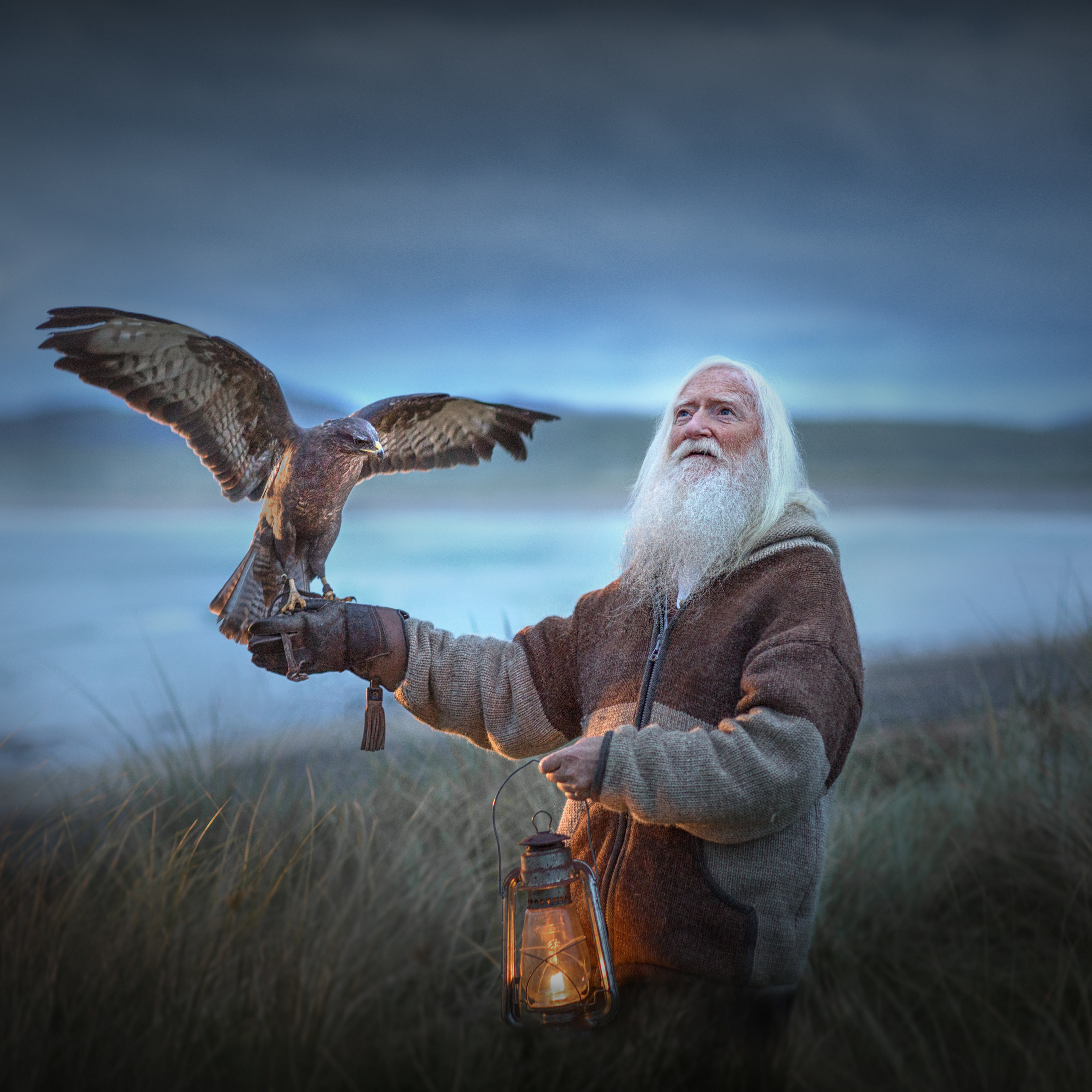 Картинки Птицы Старик боке Керосиновая лампа птица старый мужчина пожилой мужчина Размытый фон