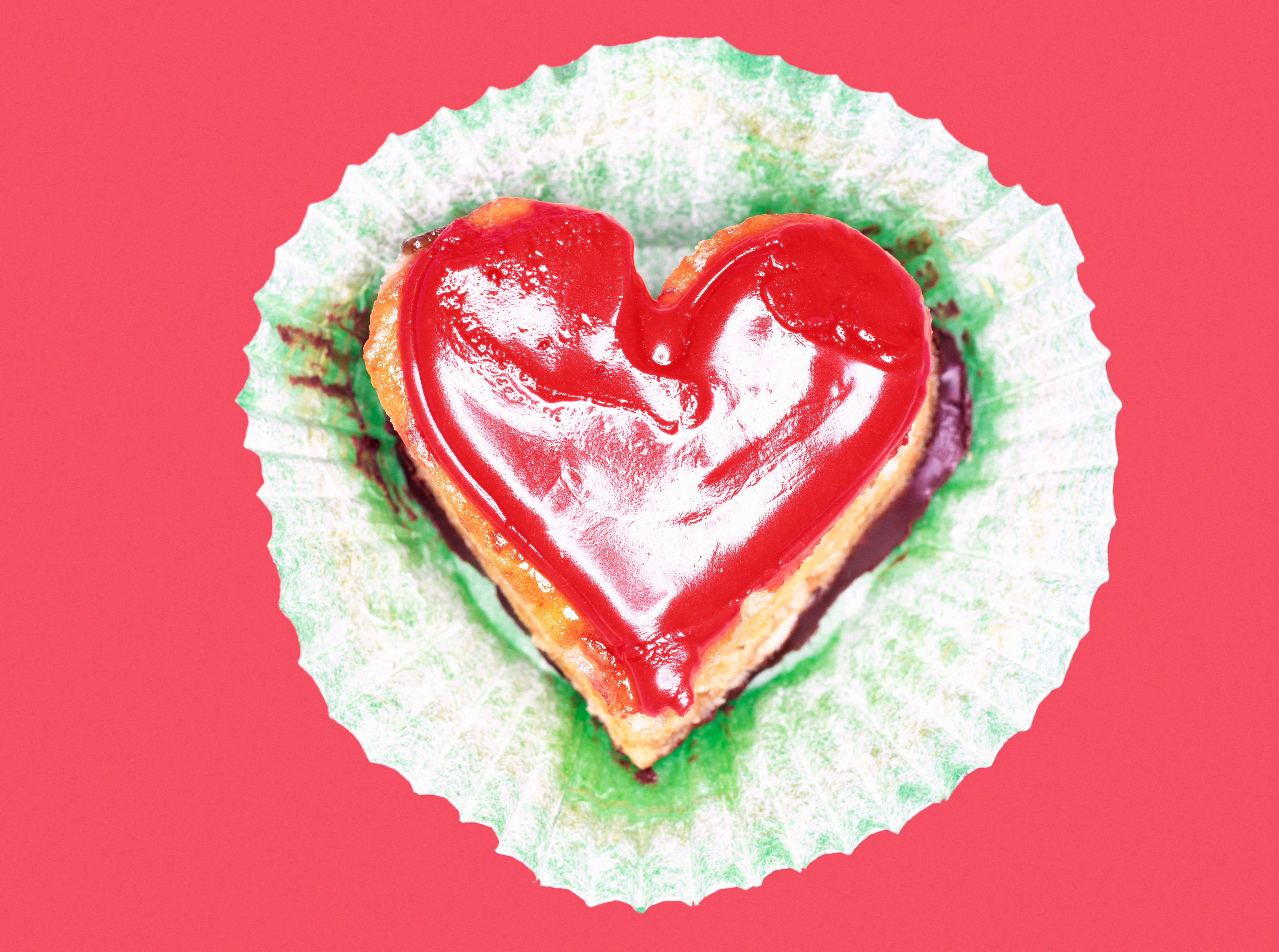 Сердце сладостью. Пирожное сердце. Пирожное в виде сердечка. Еда в форме сердца. Сердечко из еды.