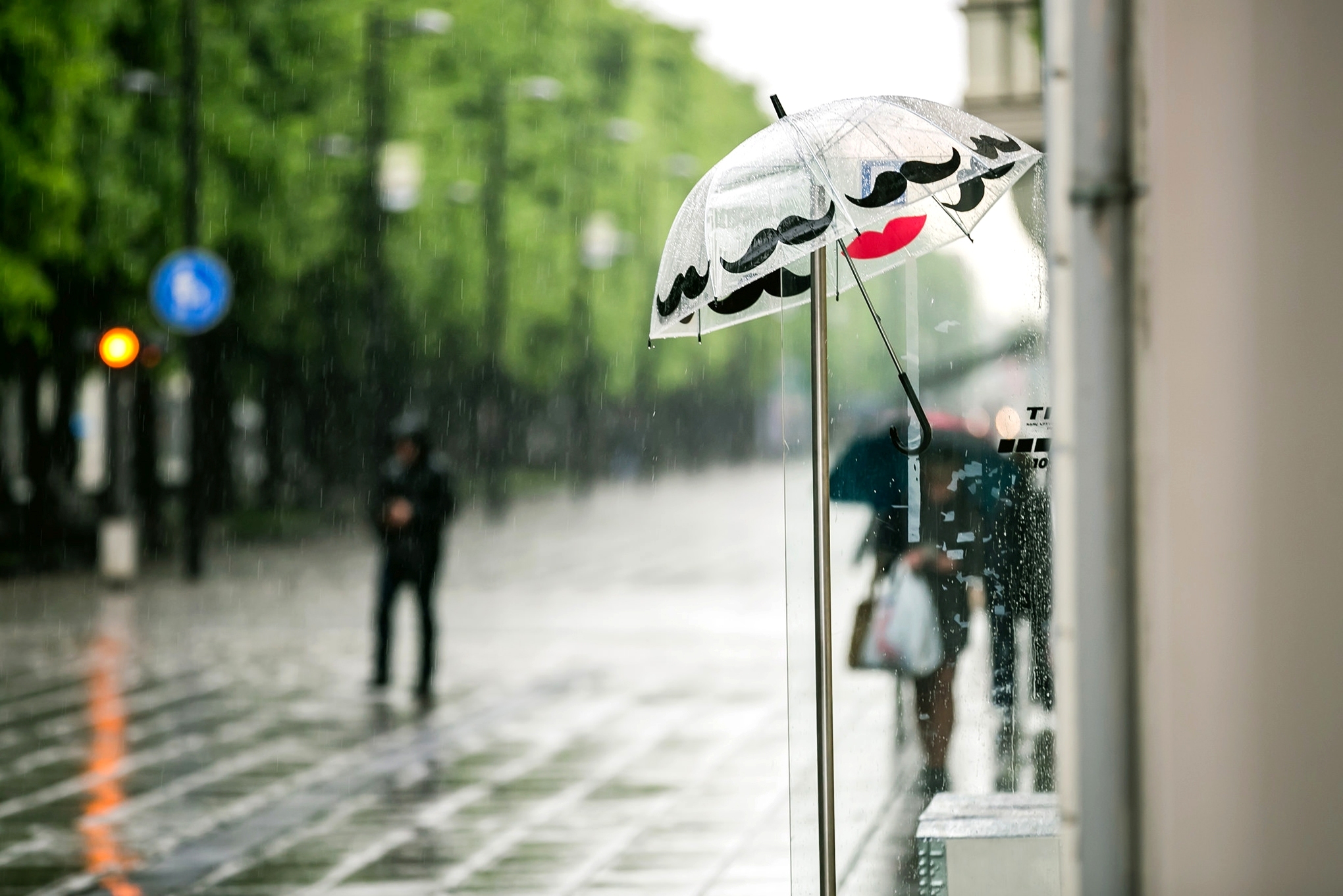 мужчина пристань зонт дождь скачать