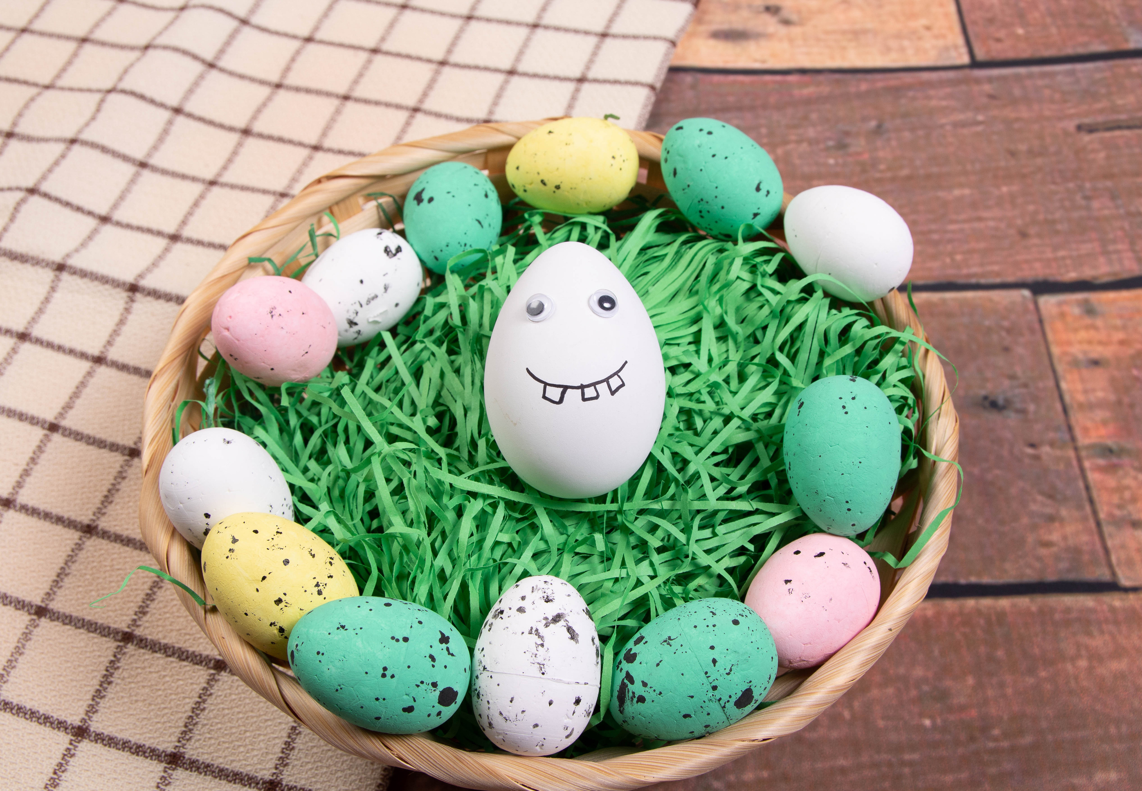 Картинка Пасха яиц Корзинка траве Продукты питания 3780x2621 яйцо Яйца яйцами Корзина корзины Еда Пища Трава