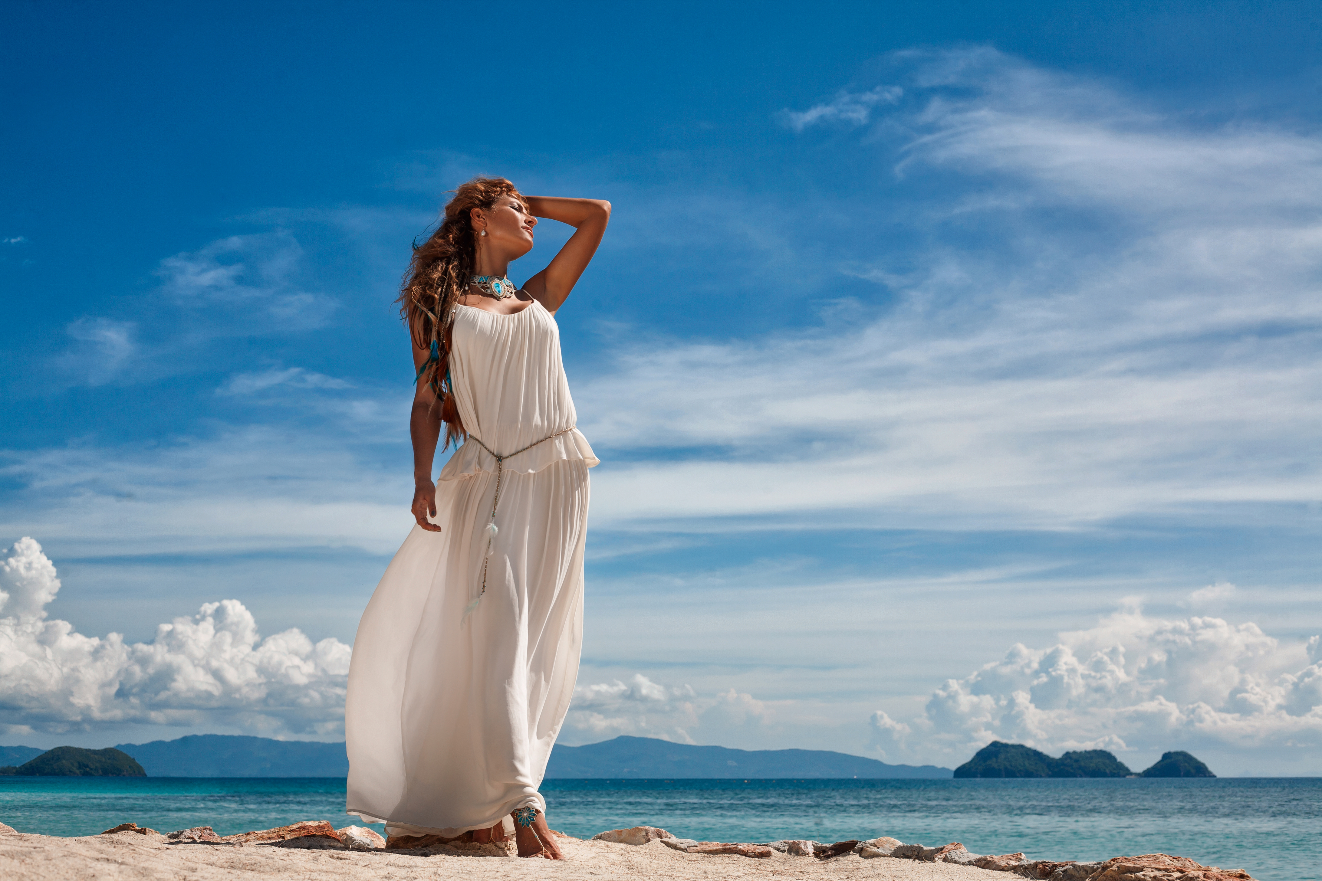 Длиннее жизни слушать. Женщина в длинном платье. Девушка-море. Девушка в длинном белом платье. Девушка на берегу моря.