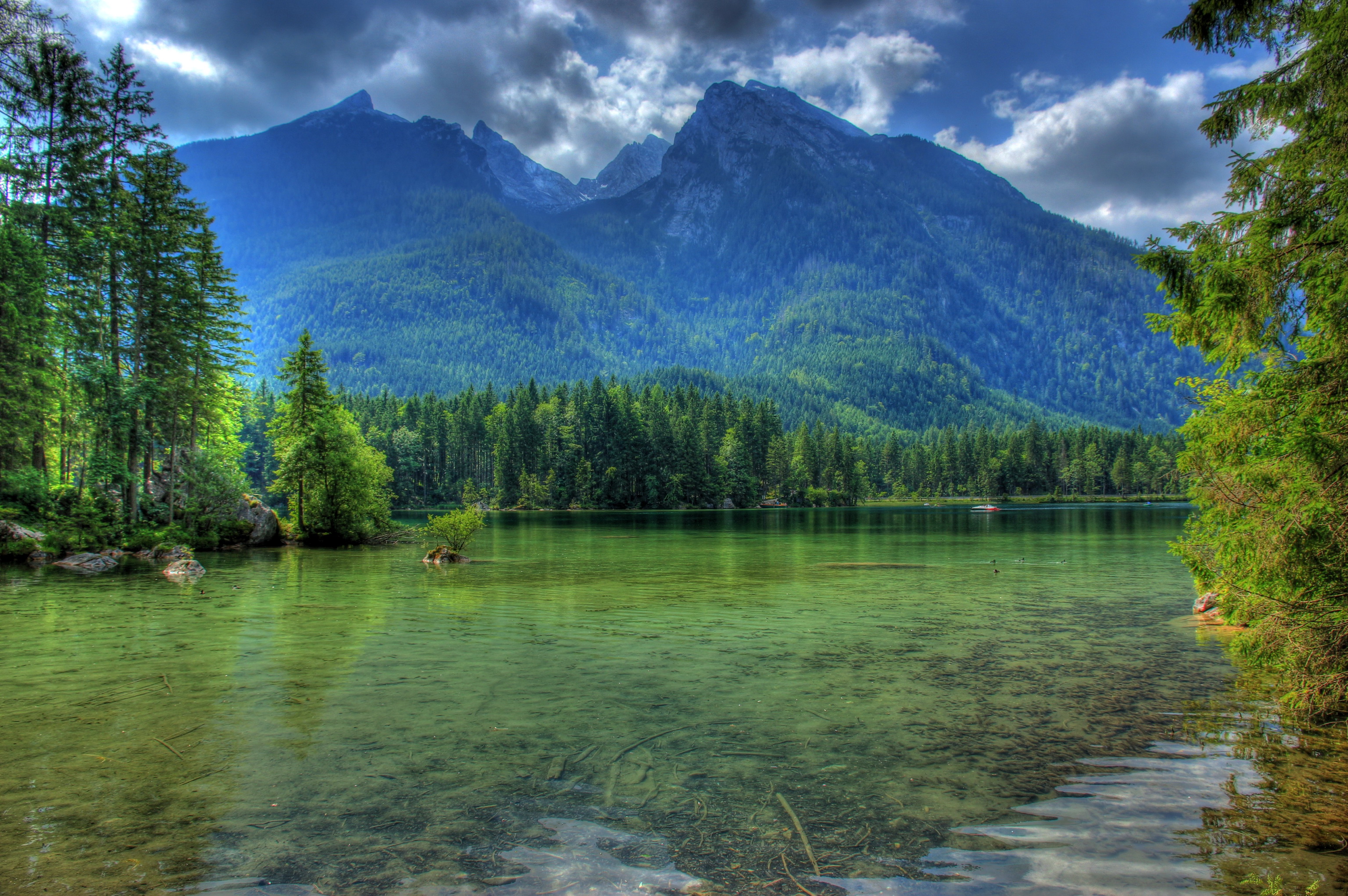 Природа обновилась. Южный Шварцвальд озеро. Озеро горы лес Бавария. Реки горы озера Германии. Лесное озеро в Германии.