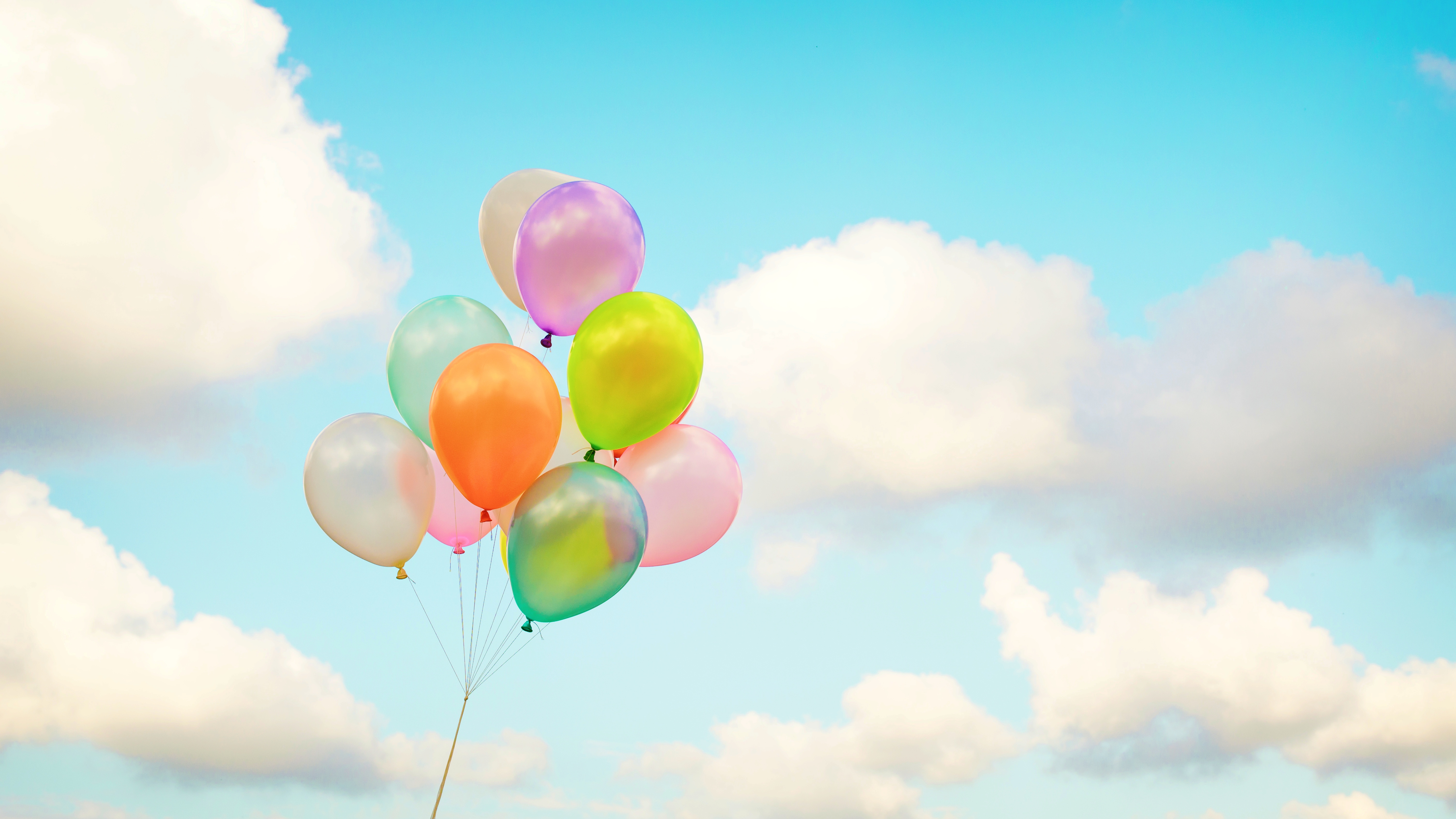 День рождения облаков. Воздушные шары в небе. Шарики в небе. Воздушный шарик. Фон с воздушными шарами.