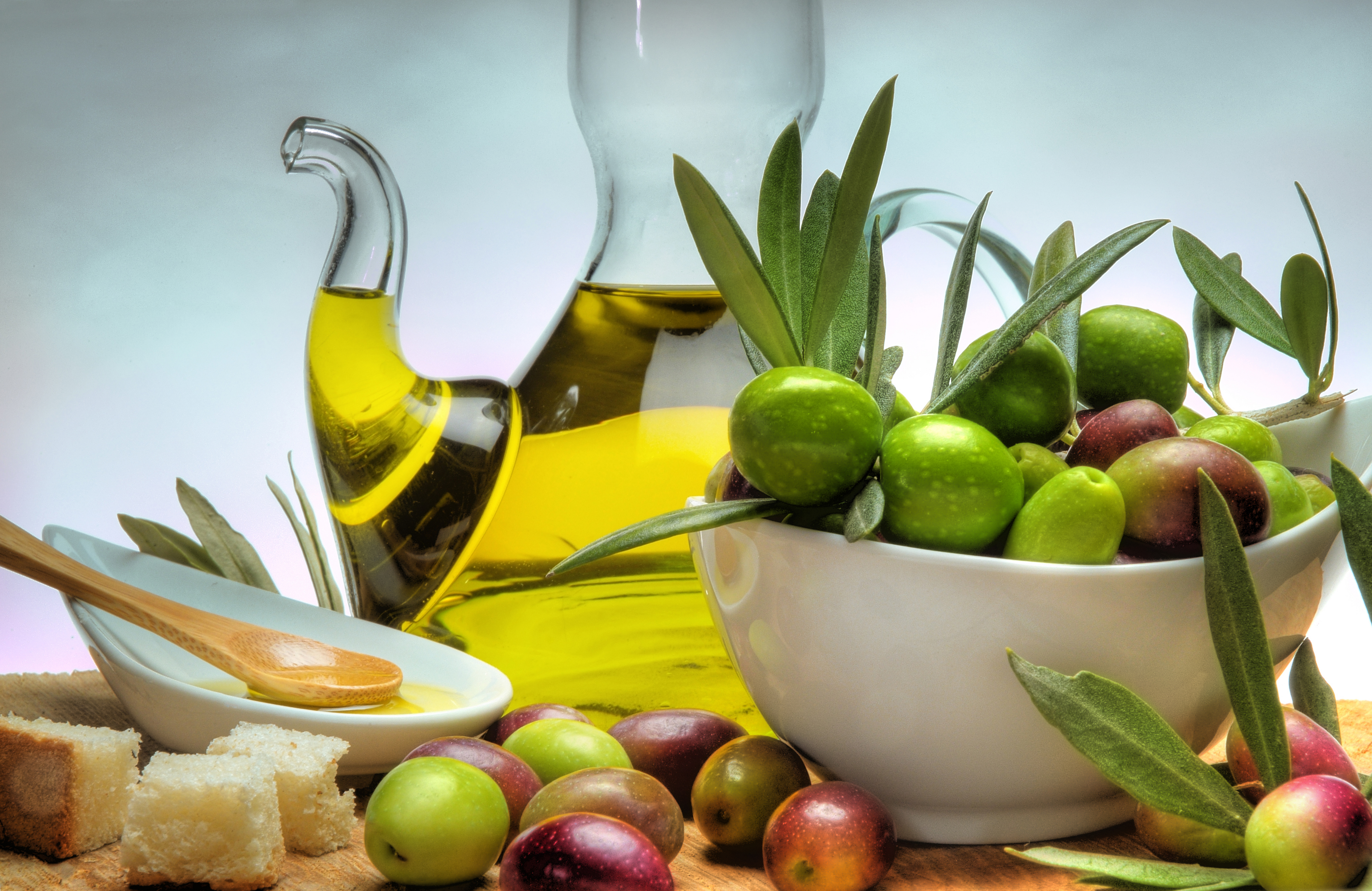 Bread olive oil. Оливковое масло Испания промышленность. Оливки. Оливковое масло с фрукты. Пищевая промышленность Испании.