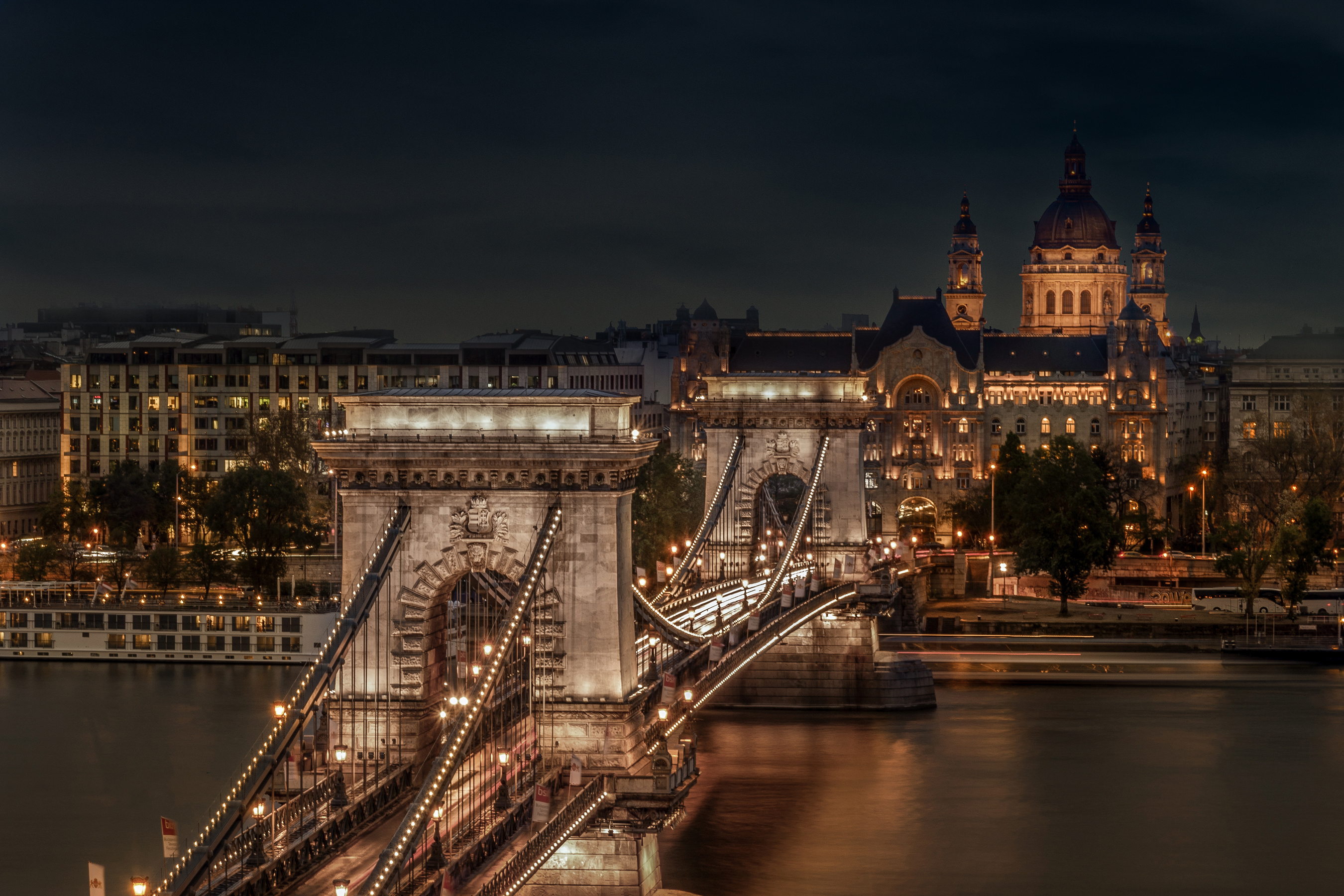 Фото Будапешт Венгрия Chain Bridge мост Ночь речка Уличные фонари город Здания 2700x1800 Мосты Реки река ночью в ночи Ночные Дома Города