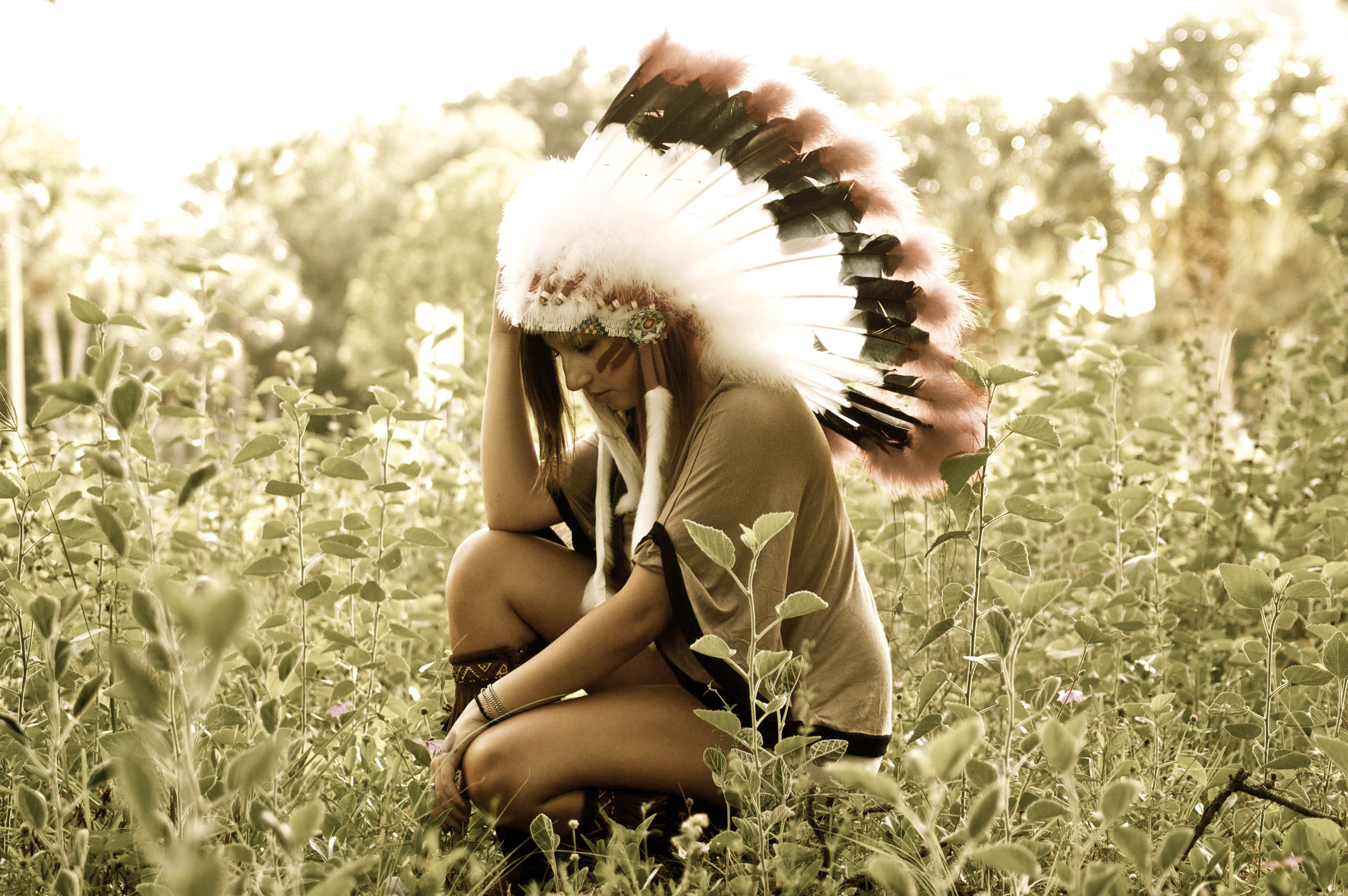 Индейцы природа. Индейский Роуч. Фотосессия с перьями. Красивые индейские девушки. Фотосессия индейцы на природе.