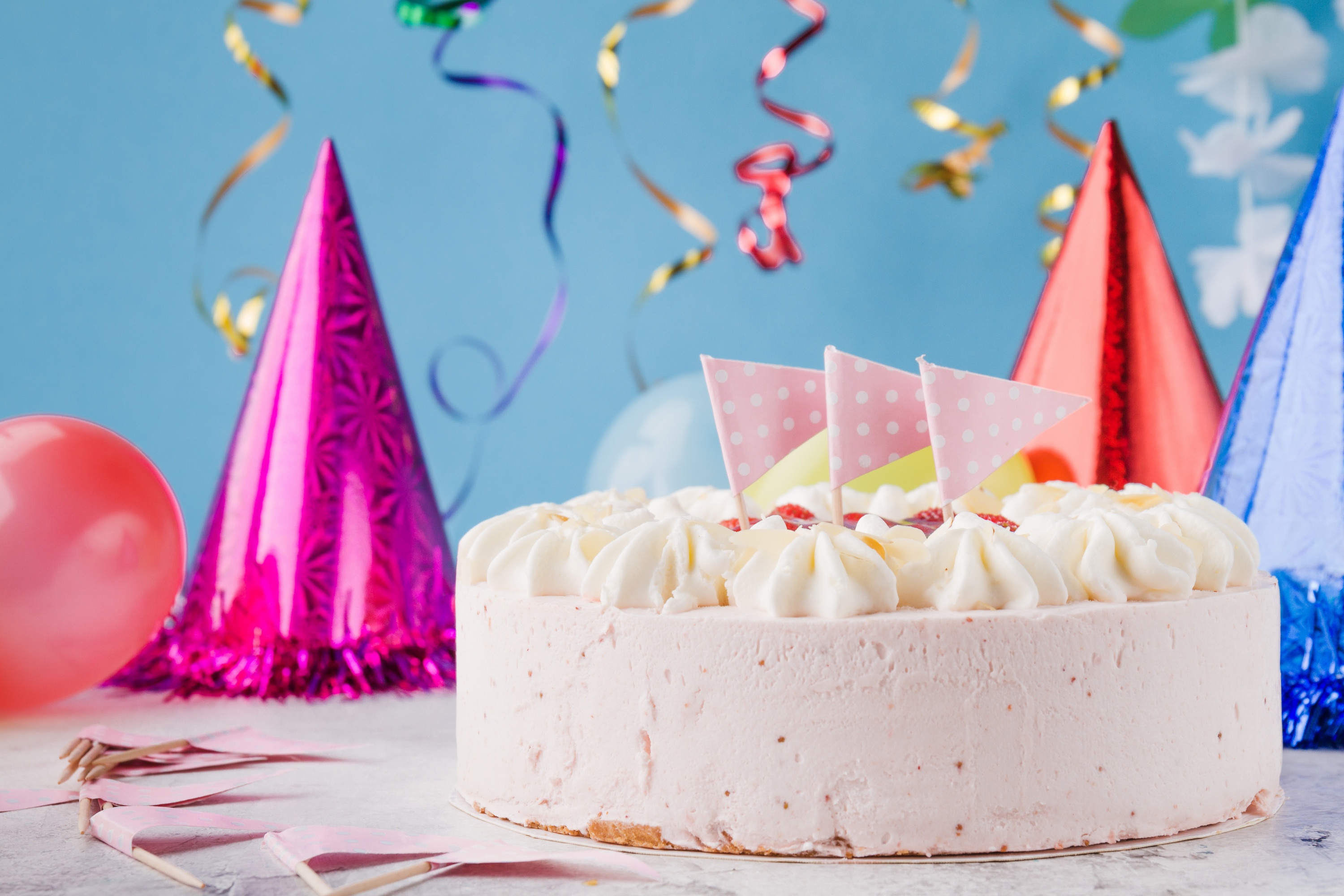 Праздники юбилеи дни рождения. Праздничный торт. Красивые тортики на день рождения. Тортик с днем рождения. Праздничный тортик с днем рождения.