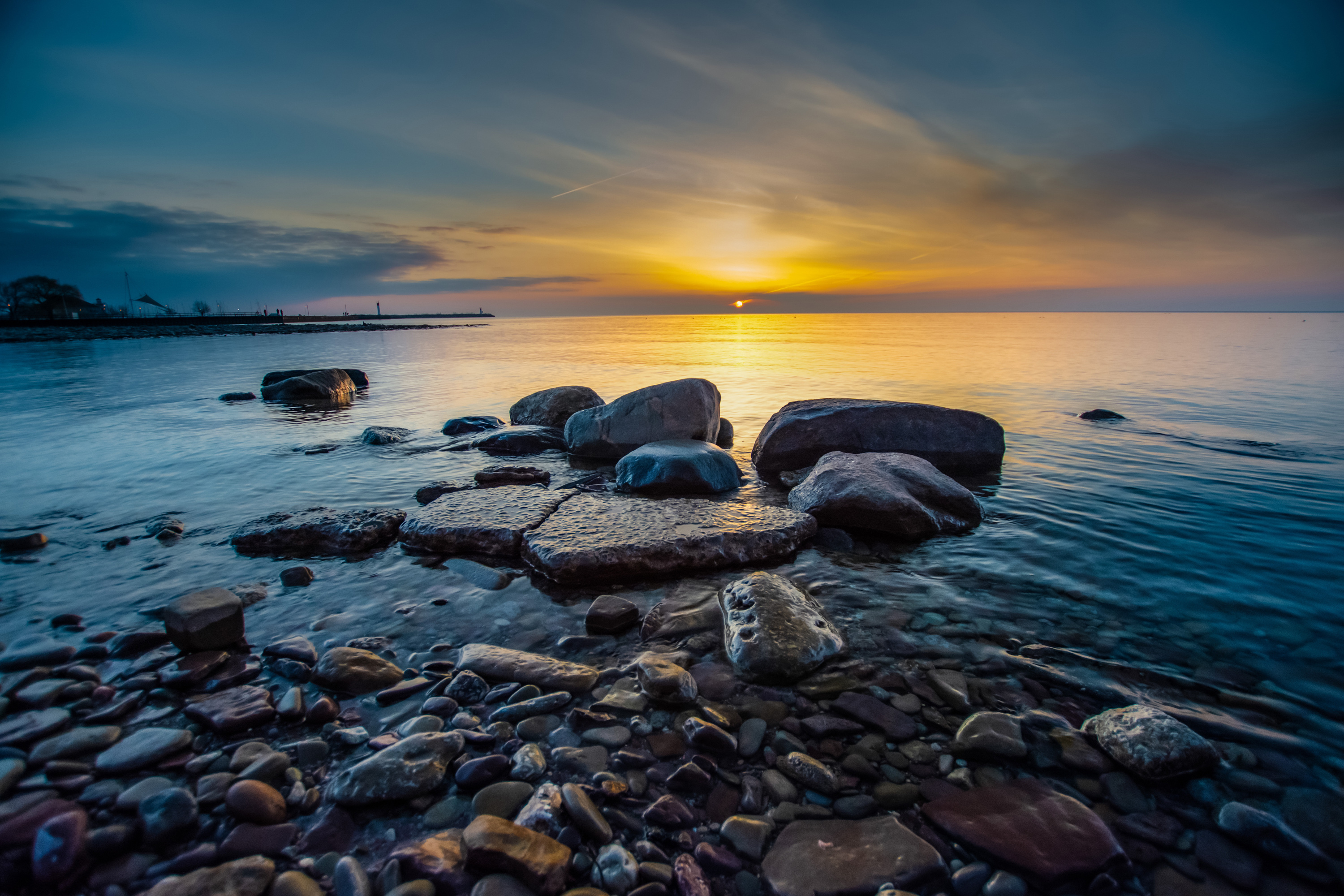 Горизонт камень. Рассвет на море. Море камни закат. Море и небо. Обои на рабочий стол море закат.