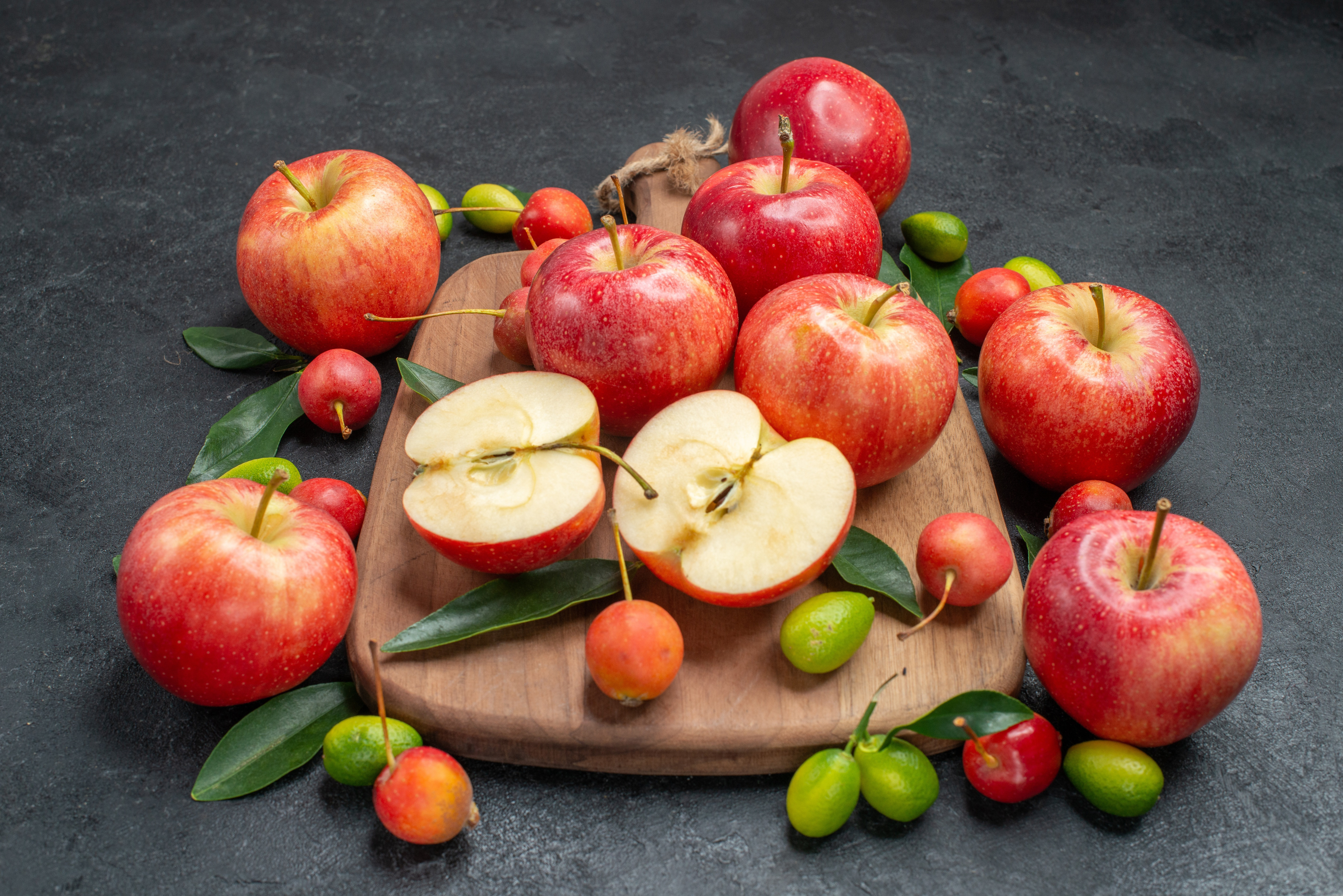 Кухонный стол с яблоками