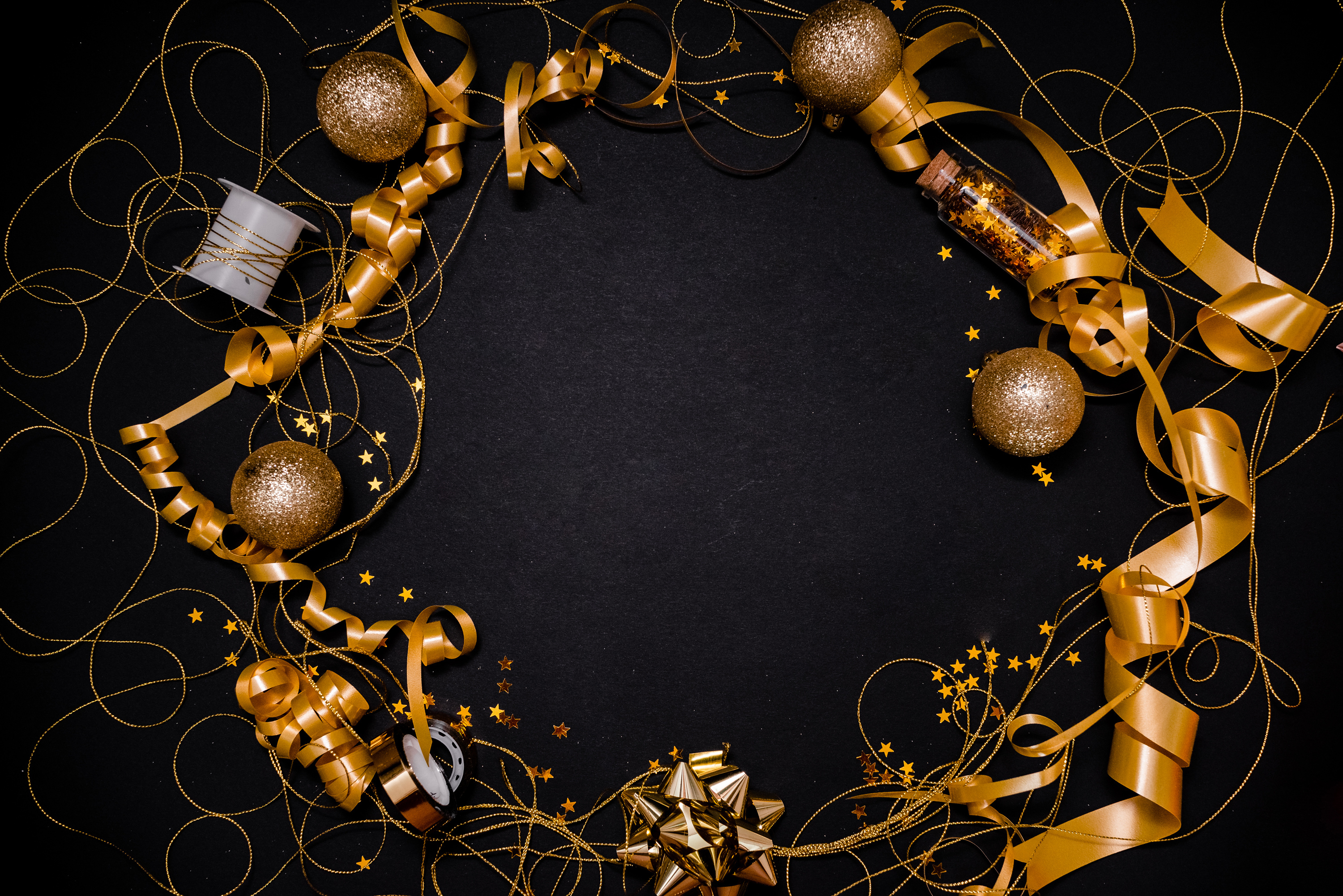 Фото Новый год Звездочки золотая Шар Лента Шаблон поздравительной открытки сером фоне 3000x2003 Рождество золотые Золотой золотых Шарики ленточка Серый фон