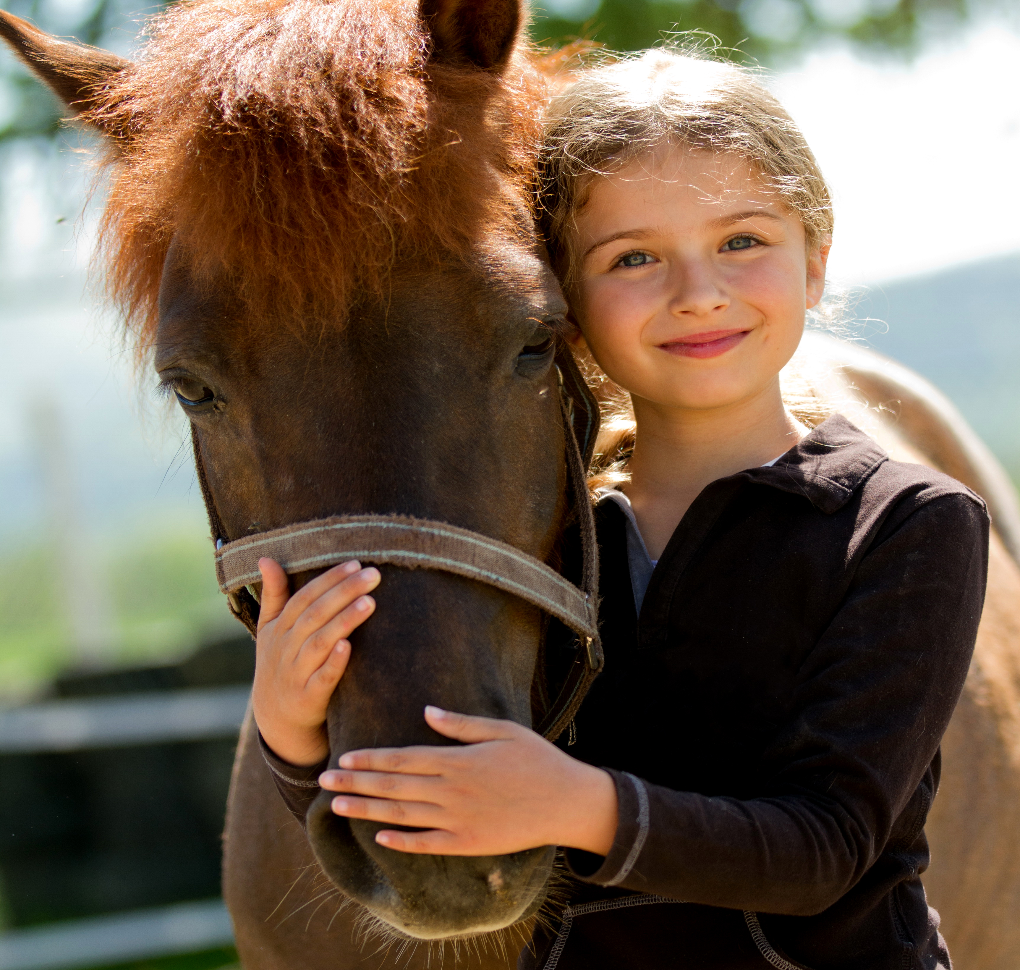 Девочка с лошадкой. Девочка на лошади. Лошадь для детей. Детская фотосессия с лошадьми. Мальчик на лошади.